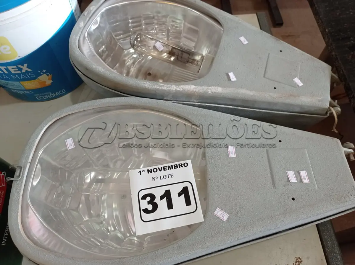 LOTE 311 - 02 LUMINÁRIAS DE PÁTIO. (NO ESTADO) ATENÇÃO! FAZER A VISITAÇÃO ANTES DE ARREMATAR, NÃO SABEMOS SE FUNCIONA. LEILÃO NÃO TEM GARANTIA E NEM DEVOLUÇÃO, SUJEITO A POSSÍVEIS AVARIAS VISÍVEIS/OCULTAS E/OU AUSÊNCIA DE COMPONENTES.