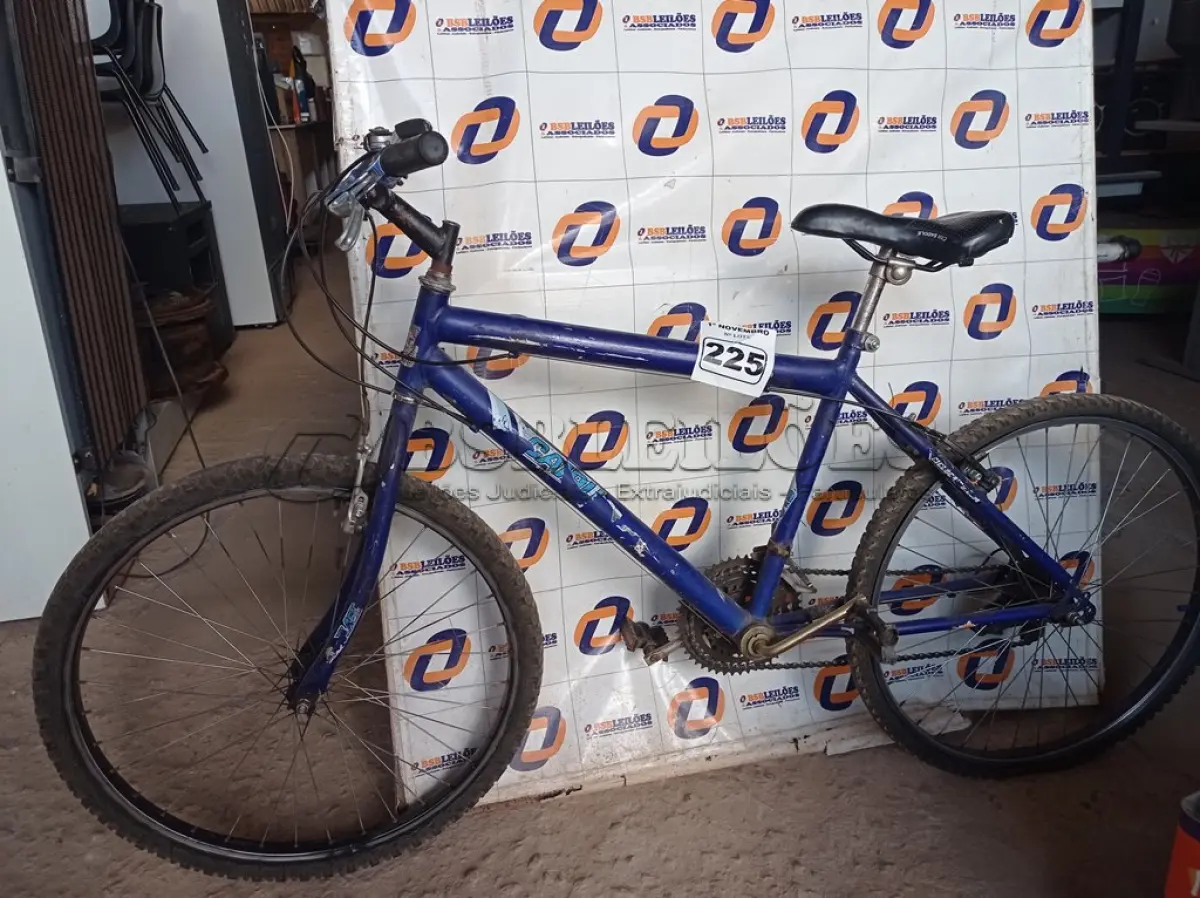 LOTE 225 - 01 BICICLETA ARO 26. (NO ESTADO) ATENÇÃO! FAZER A VISITAÇÃO ANTES DE ARREMATAR, NÃO SABEMOS SE FUNCIONA. LEILÃO NÃO TEM GARANTIA E NEM DEVOLUÇÃO, SUJEITO A POSSÍVEIS AVARIAS VISÍVEIS/OCULTAS E/OU AUSÊNCIA DE COMPONENTES.