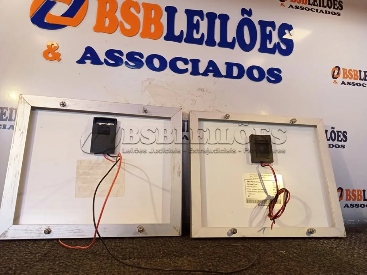 LOTE 091 - 02 PAINÉIS SOLARES 18V 10W. (NO ESTADO) ATENÇÃO! FAZER A VISITAÇÃO ANTES DE ARREMATAR, NÃO SABEMOS SE FUNCIONA. LEILÃO NÃO TEM GARANTIA E NEM DEVOLUÇÃO, SUJEITO A POSSÍVEIS AVARIAS VISÍVEIS/OCULTAS E/OU AUSÊNCIA DE COMPONENTES.