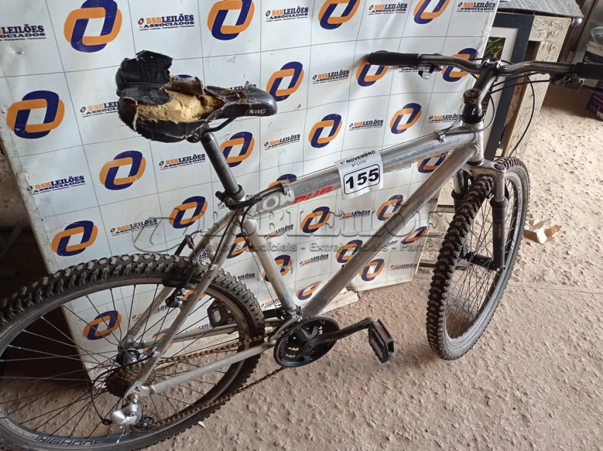LOTE 155 - 01 BICICLETA ARO 26. (NO ESTADO) ATENÇÃO! FAZER A VISITAÇÃO ANTES DE ARREMATAR, NÃO SABEMOS SE FUNCIONA. LEILÃO NÃO TEM GARANTIA E NEM DEVOLUÇÃO, SUJEITO A POSSÍVEIS AVARIAS VISÍVEIS/OCULTAS E/OU AUSÊNCIA DE COMPONENTES.