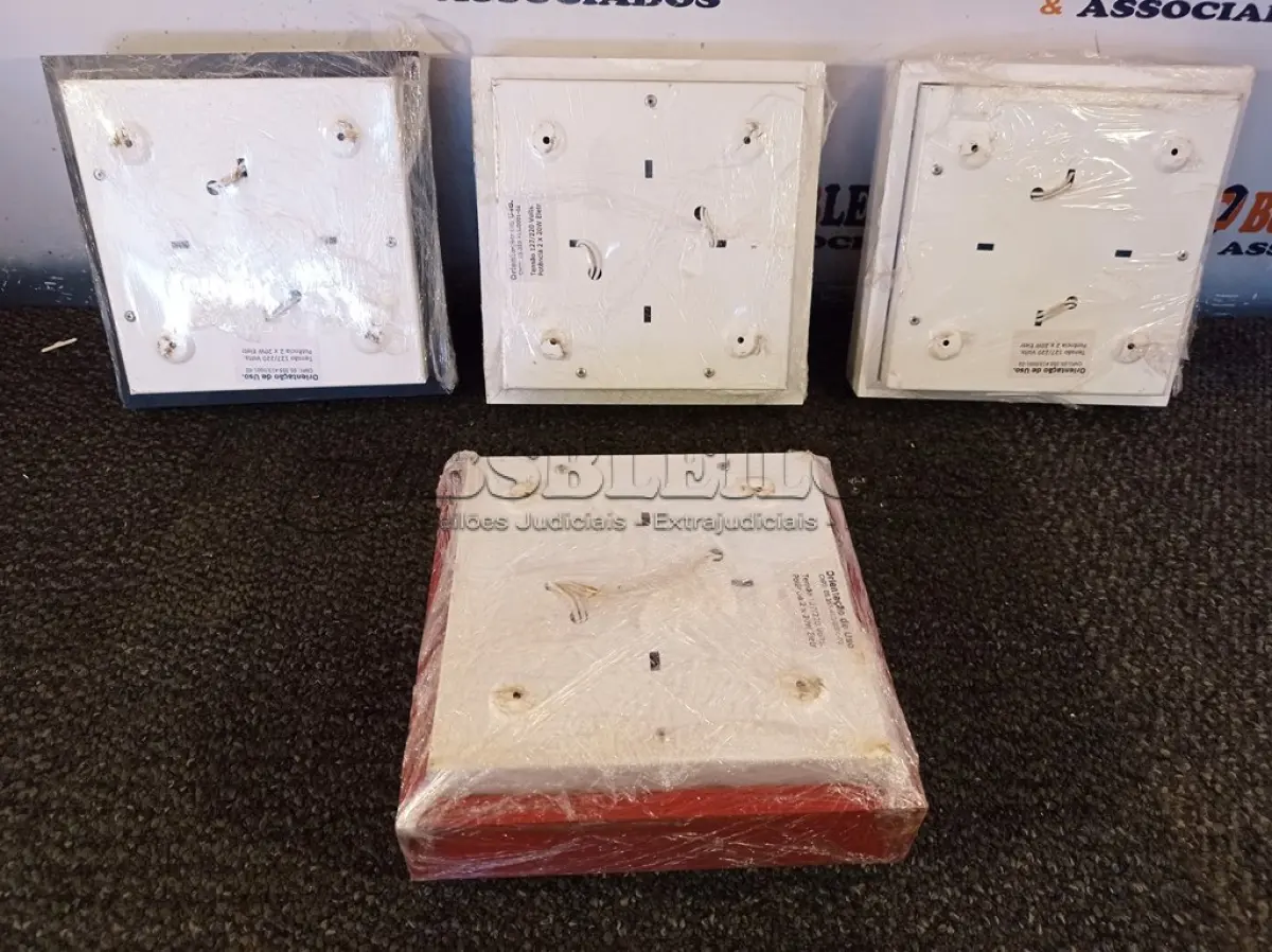 LOTE 092 - 04 PLAFONS DE SOBREPOR 20X20. (NO ESTADO) ATENÇÃO! FAZER A VISITAÇÃO ANTES DE ARREMATAR, NÃO SABEMOS SE FUNCIONA. LEILÃO NÃO TEM GARANTIA E NEM DEVOLUÇÃO, SUJEITO A POSSÍVEIS AVARIAS VISÍVEIS/OCULTAS E/OU AUSÊNCIA DE COMPONENTES.