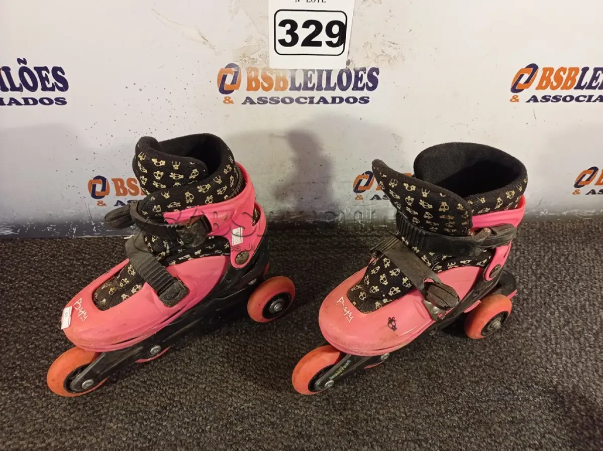 LOTE 329 - 01 PAR DE PATINS 36-38. (NO ESTADO) ATENÇÃO! FAZER A VISITAÇÃO ANTES DE ARREMATAR, NÃO SABEMOS SE FUNCIONA. LEILÃO NÃO TEM GARANTIA E NEM DEVOLUÇÃO, SUJEITO A POSSÍVEIS AVARIAS VISÍVEIS/OCULTAS E/OU AUSÊNCIA DE COMPONENTES.