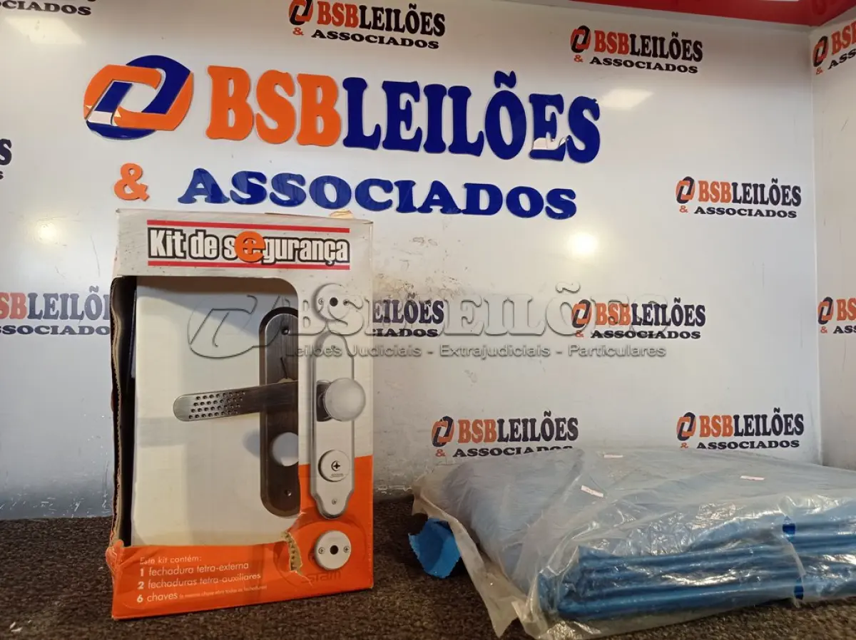 LOTE 189 - 01 LONA AZUL 4X4 E 01 KIT DE SEGURANÇA. (NO ESTADO) ATENÇÃO! FAZER A VISITAÇÃO ANTES DE ARREMATAR, NÃO SABEMOS SE FUNCIONA. LEILÃO NÃO TEM GARANTIA E NEM DEVOLUÇÃO, SUJEITO A POSSÍVEIS AVARIAS VISÍVEIS/OCULTAS E/OU AUSÊNCIA DE COMPONENTES.