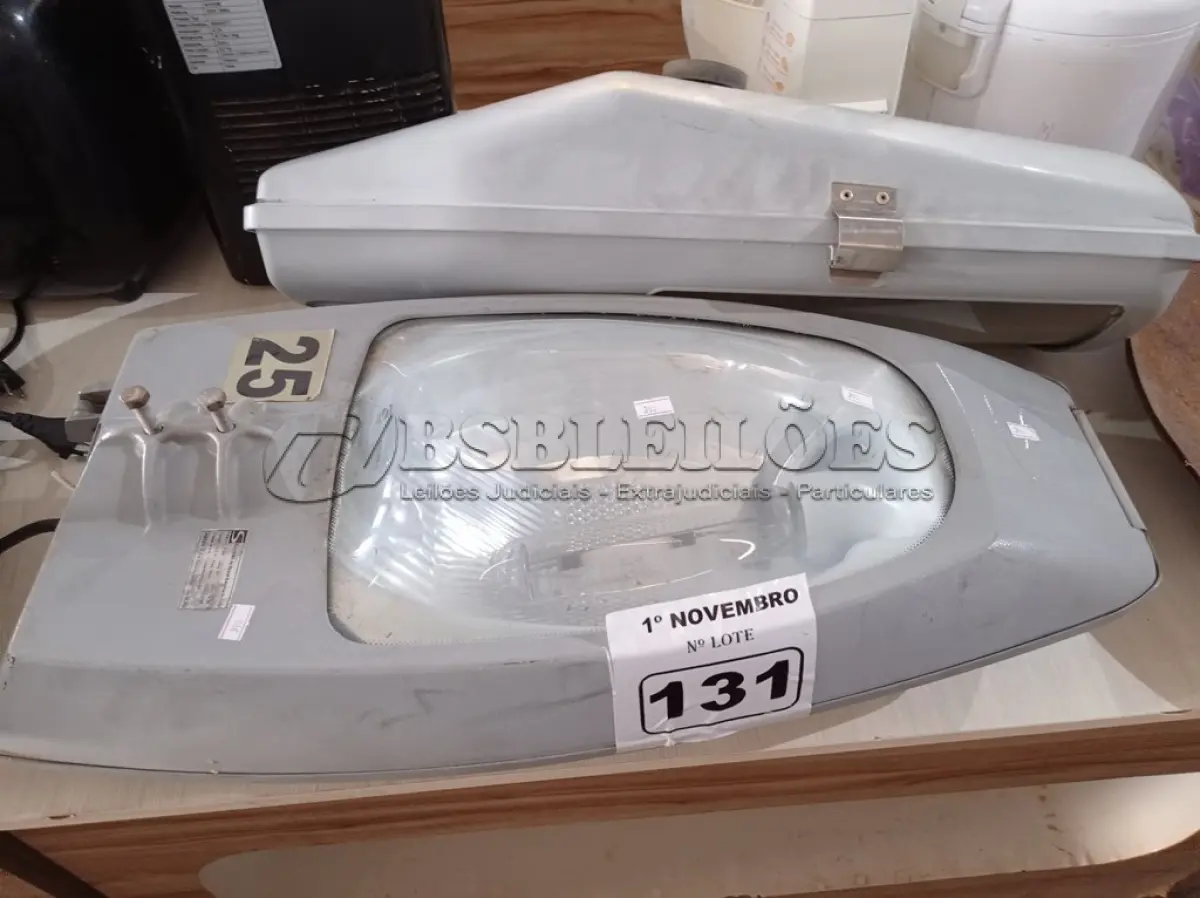 LOTE 131 - 02 LUMINÁRIAS DE PÁTIO. (NO ESTADO) ATENÇÃO! FAZER A VISITAÇÃO ANTES DE ARREMATAR, NÃO SABEMOS SE FUNCIONA. LEILÃO NÃO TEM GARANTIA E NEM DEVOLUÇÃO, SUJEITO A POSSÍVEIS AVARIAS VISÍVEIS/OCULTAS E/OU AUSÊNCIA DE COMPONENTES.