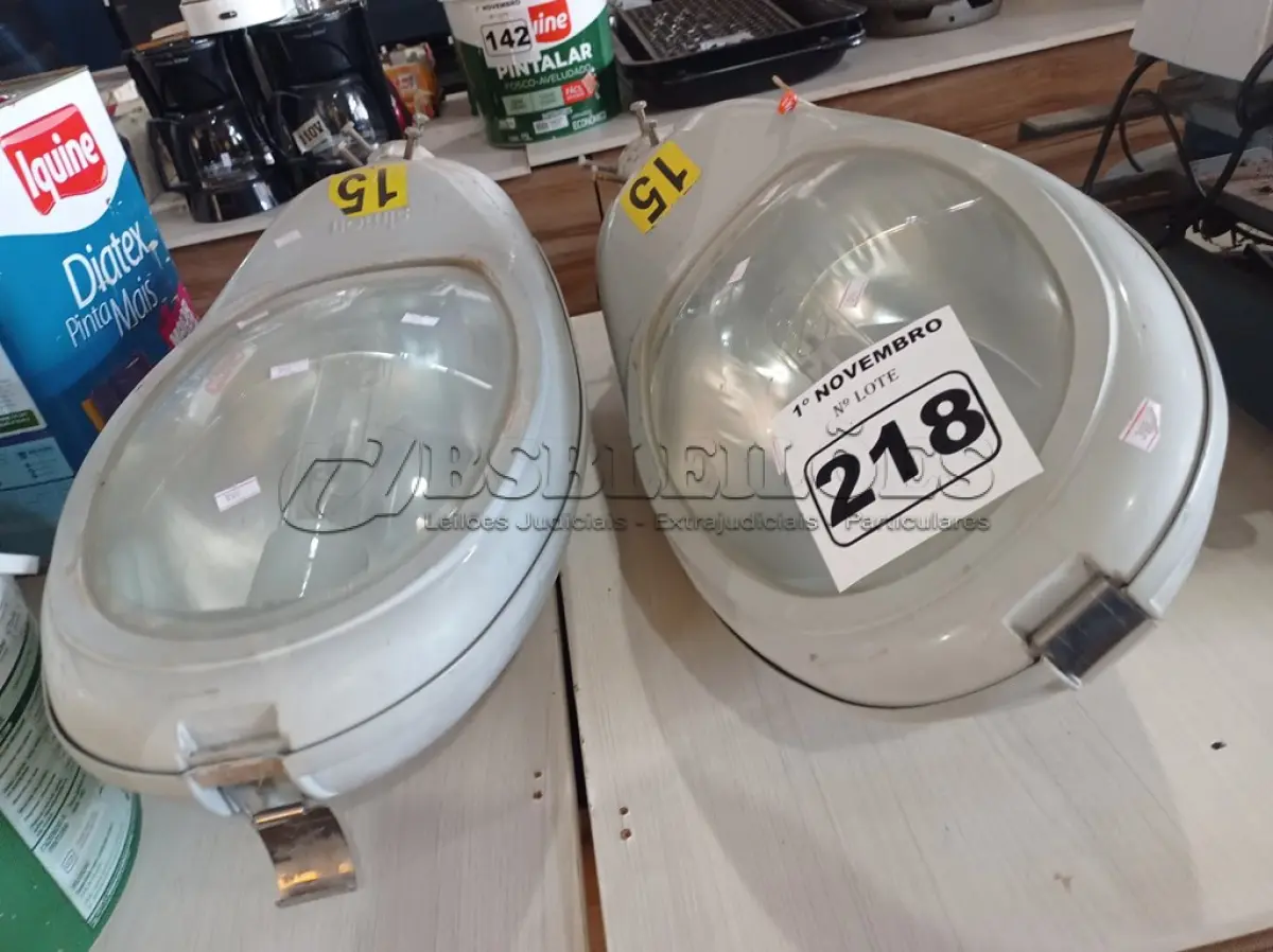 LOTE 218 - 02 LUMINÁRIAS DE PÁTIO. (NO ESTADO) ATENÇÃO! FAZER A VISITAÇÃO ANTES DE ARREMATAR, NÃO SABEMOS SE FUNCIONA. LEILÃO NÃO TEM GARANTIA E NEM DEVOLUÇÃO, SUJEITO A POSSÍVEIS AVARIAS VISÍVEIS/OCULTAS E/OU AUSÊNCIA DE COMPONENTES.