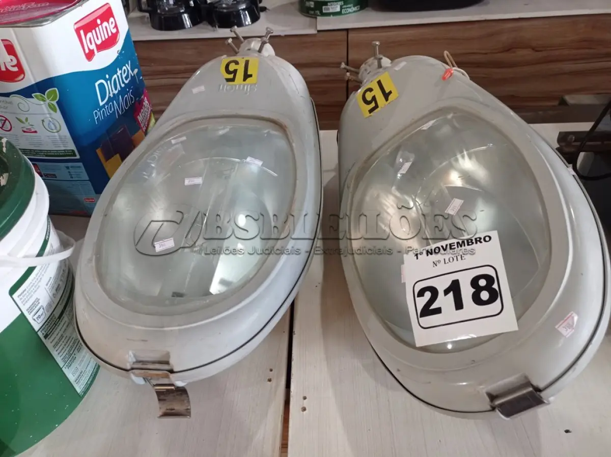 LOTE 218 - 02 LUMINÁRIAS DE PÁTIO. (NO ESTADO) ATENÇÃO! FAZER A VISITAÇÃO ANTES DE ARREMATAR, NÃO SABEMOS SE FUNCIONA. LEILÃO NÃO TEM GARANTIA E NEM DEVOLUÇÃO, SUJEITO A POSSÍVEIS AVARIAS VISÍVEIS/OCULTAS E/OU AUSÊNCIA DE COMPONENTES.