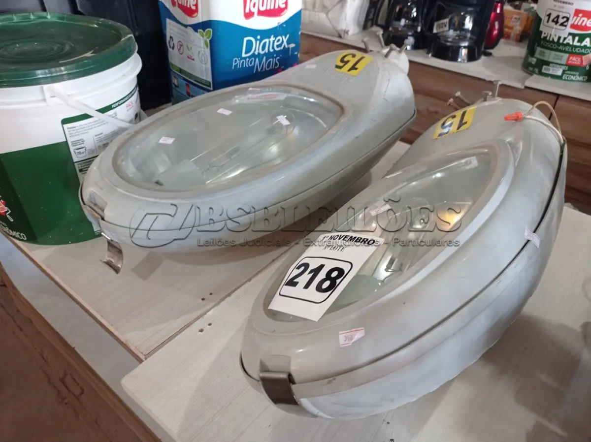 LOTE 218 - 02 LUMINÁRIAS DE PÁTIO. (NO ESTADO) ATENÇÃO! FAZER A VISITAÇÃO ANTES DE ARREMATAR, NÃO SABEMOS SE FUNCIONA. LEILÃO NÃO TEM GARANTIA E NEM DEVOLUÇÃO, SUJEITO A POSSÍVEIS AVARIAS VISÍVEIS/OCULTAS E/OU AUSÊNCIA DE COMPONENTES.