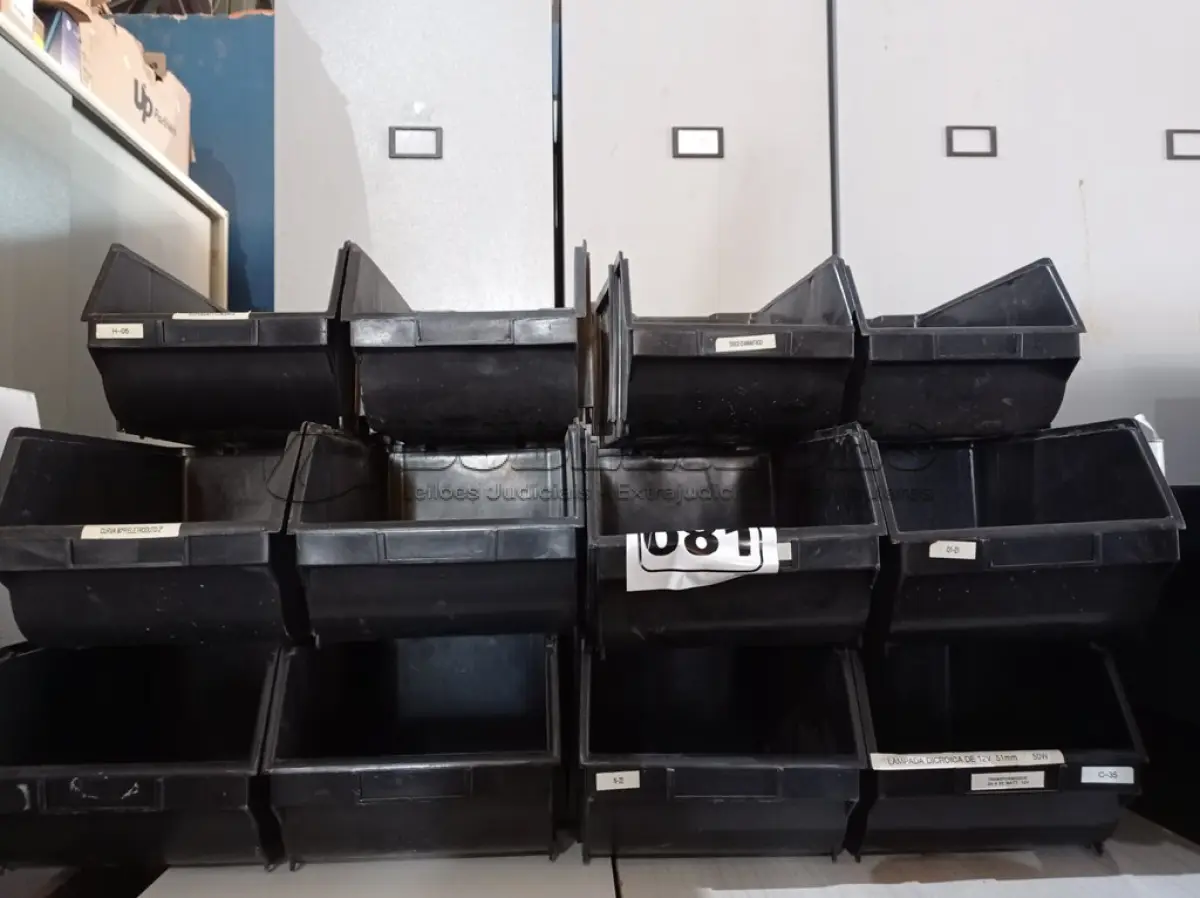 LOTE 081 - 20 CAÇAMBAS ORGANIZADORAS DE PLÁSTICO. (NO ESTADO) ATENÇÃO! FAZER A VISITAÇÃO ANTES DE ARREMATAR, NÃO SABEMOS SE FUNCIONA. LEILÃO NÃO TEM GARANTIA E NEM DEVOLUÇÃO, SUJEITO A POSSÍVEIS AVARIAS VISÍVEIS/OCULTAS E/OU AUSÊNCIA DE COMPONENTES.