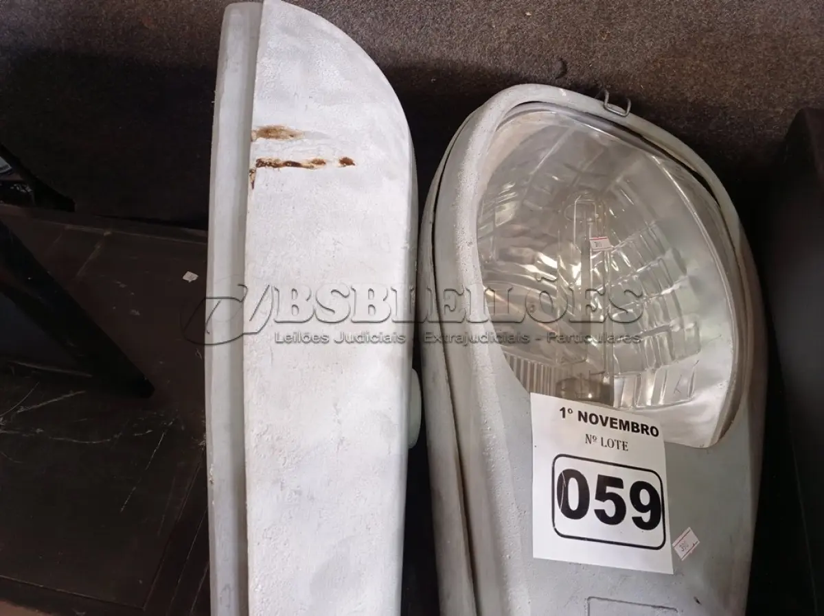 LOTE 059 - 02 LUMINÁRIAS DE PÁTIO. (NO ESTADO) ATENÇÃO! FAZER A VISITAÇÃO ANTES DE ARREMATAR, NÃO SABEMOS SE FUNCIONA. LEILÃO NÃO TEM GARANTIA E NEM DEVOLUÇÃO, SUJEITO A POSSÍVEIS AVARIAS VISÍVEIS/OCULTAS E/OU AUSÊNCIA DE COMPONENTES.
