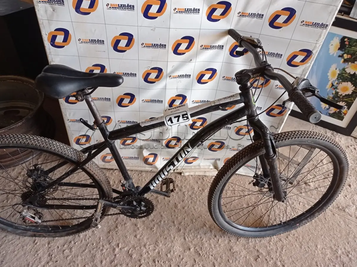 LOTE 175 - 01 BICICLETA ARO 27.5. (NO ESTADO) ATENÇÃO! FAZER A VISITAÇÃO ANTES DE ARREMATAR, NÃO SABEMOS SE FUNCIONA. LEILÃO NÃO TEM GARANTIA E NEM DEVOLUÇÃO, SUJEITO A POSSÍVEIS AVARIAS VISÍVEIS/OCULTAS E/OU AUSÊNCIA DE COMPONENTES.