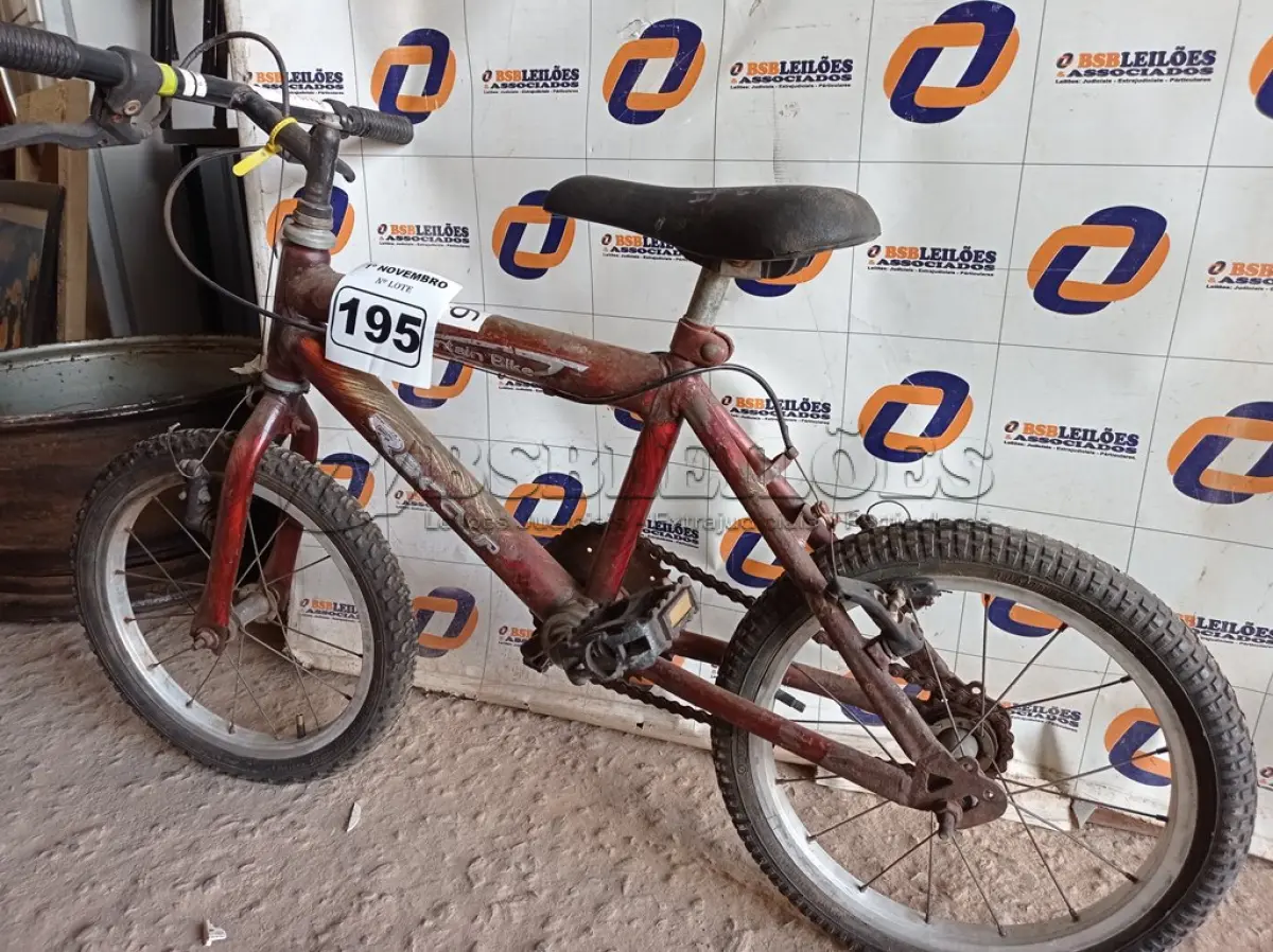 LOTE 195 - 01 BICICLETA ARO 16. (NO ESTADO) ATENÇÃO! FAZER A VISITAÇÃO ANTES DE ARREMATAR, NÃO SABEMOS SE FUNCIONA. LEILÃO NÃO TEM GARANTIA E NEM DEVOLUÇÃO, SUJEITO A POSSÍVEIS AVARIAS VISÍVEIS/OCULTAS E/OU AUSÊNCIA DE COMPONENTES.