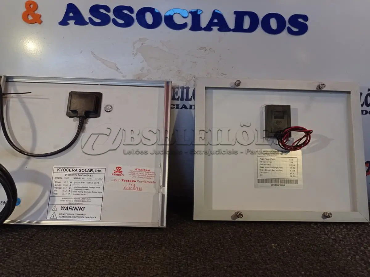 LOTE 157 - 02 PAINÉIS SOLARES 18V 10W. (NO ESTADO) ATENÇÃO! FAZER A VISITAÇÃO ANTES DE ARREMATAR, NÃO SABEMOS SE FUNCIONA. LEILÃO NÃO TEM GARANTIA E NEM DEVOLUÇÃO, SUJEITO A POSSÍVEIS AVARIAS VISÍVEIS/OCULTAS E/OU AUSÊNCIA DE COMPONENTES.