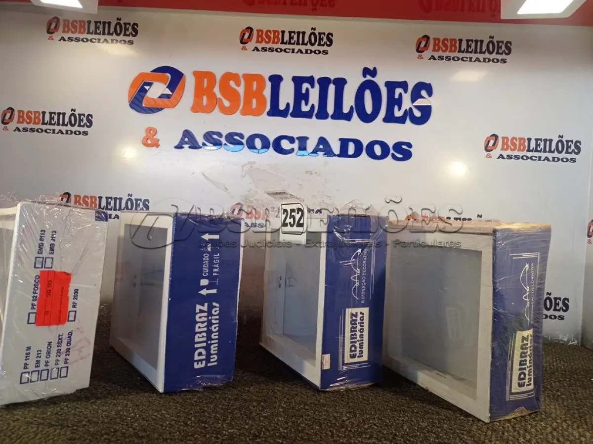 LOTE 252 - 04 LUMINÁRIAS DE EMBUTIR. (NO ESTADO) ATENÇÃO! FAZER A VISITAÇÃO ANTES DE ARREMATAR, NÃO SABEMOS SE FUNCIONA. LEILÃO NÃO TEM GARANTIA E NEM DEVOLUÇÃO, SUJEITO A POSSÍVEIS AVARIAS VISÍVEIS/OCULTAS E/OU AUSÊNCIA DE COMPONENTES.