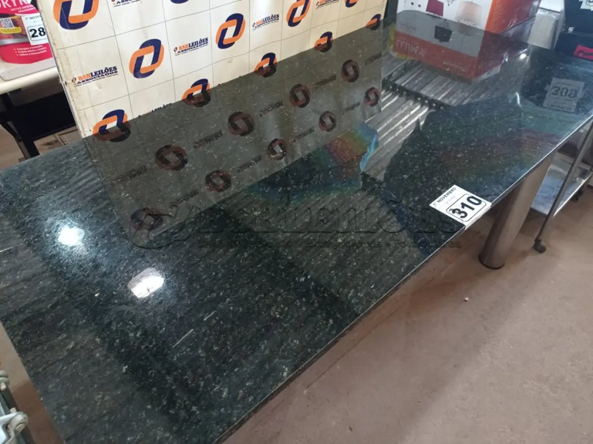 LOTE 310 - 01 MESA COM BASE DE AÇO ESCOVADO E TAMPO EM MÁRMORE 1.80M X 0.80CM. (NO ESTADO) ATENÇÃO! FAZER A VISITAÇÃO ANTES DE ARREMATAR, NÃO SABEMOS SE FUNCIONA. LEILÃO NÃO TEM GARANTIA E NEM DEVOLUÇÃO, SUJEITO A POSSÍVEIS AVARIAS VISÍVEIS/OCULTAS E/OU AUSÊNCIA DE COMPONENTES.