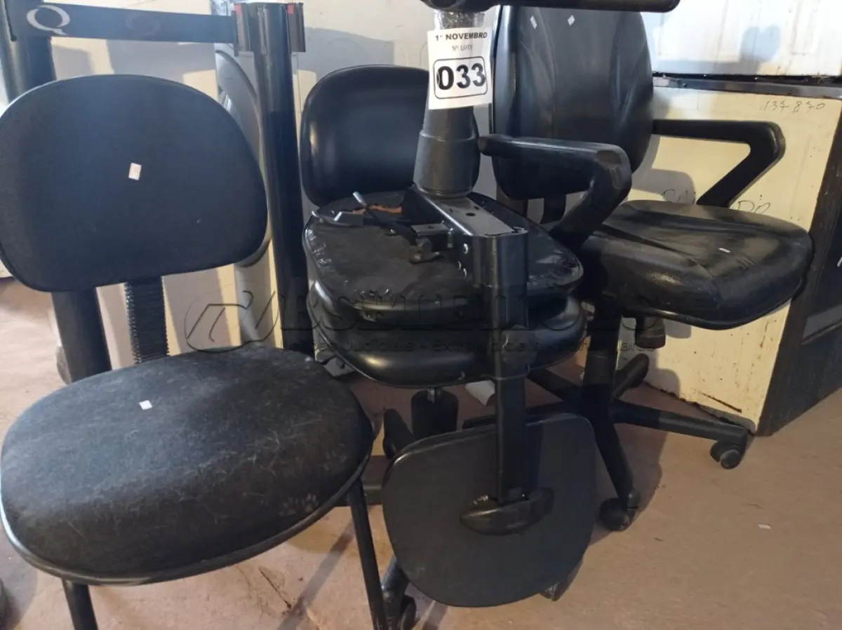 LOTE 033 - 04 CADEIRAS DE ESCRITÓRIO MARCAS E MODELOS DIVERSOS. (NO ESTADO) ATENÇÃO! FAZER A VISITAÇÃO ANTES DE ARREMATAR, NÃO SABEMOS SE FUNCIONA. LEILÃO NÃO TEM GARANTIA E NEM DEVOLUÇÃO, SUJEITO A POSSÍVEIS AVARIAS VISÍVEIS/OCULTAS E/OU AUSÊNCIA DE COMPONENTES.