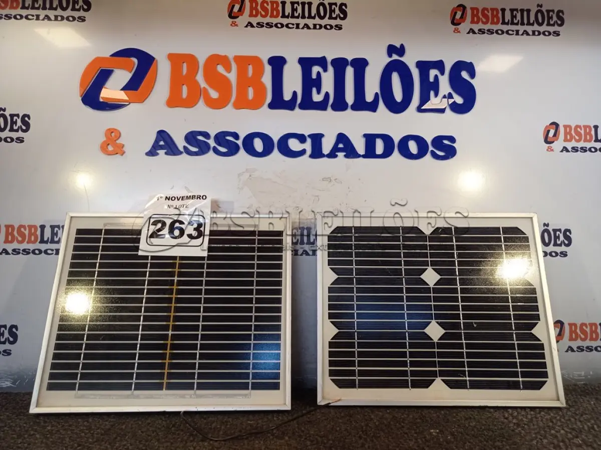 LOTE 263 - 02 PAINÉIS SOLARES 18V 10W. (NO ESTADO) ATENÇÃO! FAZER A VISITAÇÃO ANTES DE ARREMATAR, NÃO SABEMOS SE FUNCIONA. LEILÃO NÃO TEM GARANTIA E NEM DEVOLUÇÃO, SUJEITO A POSSÍVEIS AVARIAS VISÍVEIS/OCULTAS E/OU AUSÊNCIA DE COMPONENTES.