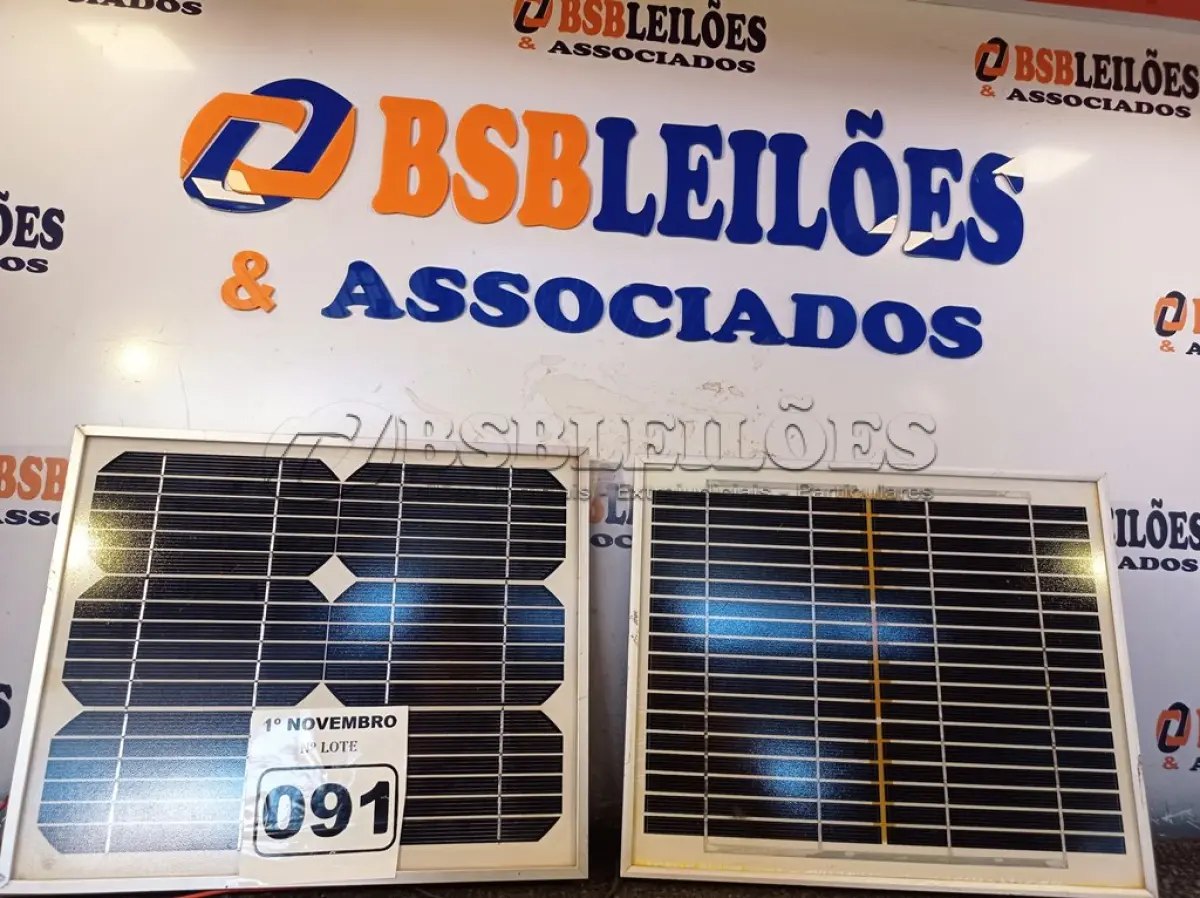 LOTE 091 - 02 PAINÉIS SOLARES 18V 10W. (NO ESTADO) ATENÇÃO! FAZER A VISITAÇÃO ANTES DE ARREMATAR, NÃO SABEMOS SE FUNCIONA. LEILÃO NÃO TEM GARANTIA E NEM DEVOLUÇÃO, SUJEITO A POSSÍVEIS AVARIAS VISÍVEIS/OCULTAS E/OU AUSÊNCIA DE COMPONENTES.