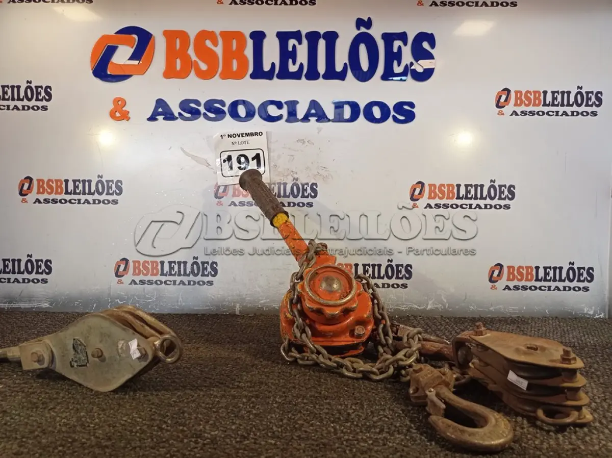 LOTE 191 - 01 TALHA 750KG E 02 ROLDANAS PARA MOITÃO. (NO ESTADO) ATENÇÃO! FAZER A VISITAÇÃO ANTES DE ARREMATAR, NÃO SABEMOS SE FUNCIONA. LEILÃO NÃO TEM GARANTIA E NEM DEVOLUÇÃO, SUJEITO A POSSÍVEIS AVARIAS VISÍVEIS/OCULTAS E/OU AUSÊNCIA DE COMPONENTES.