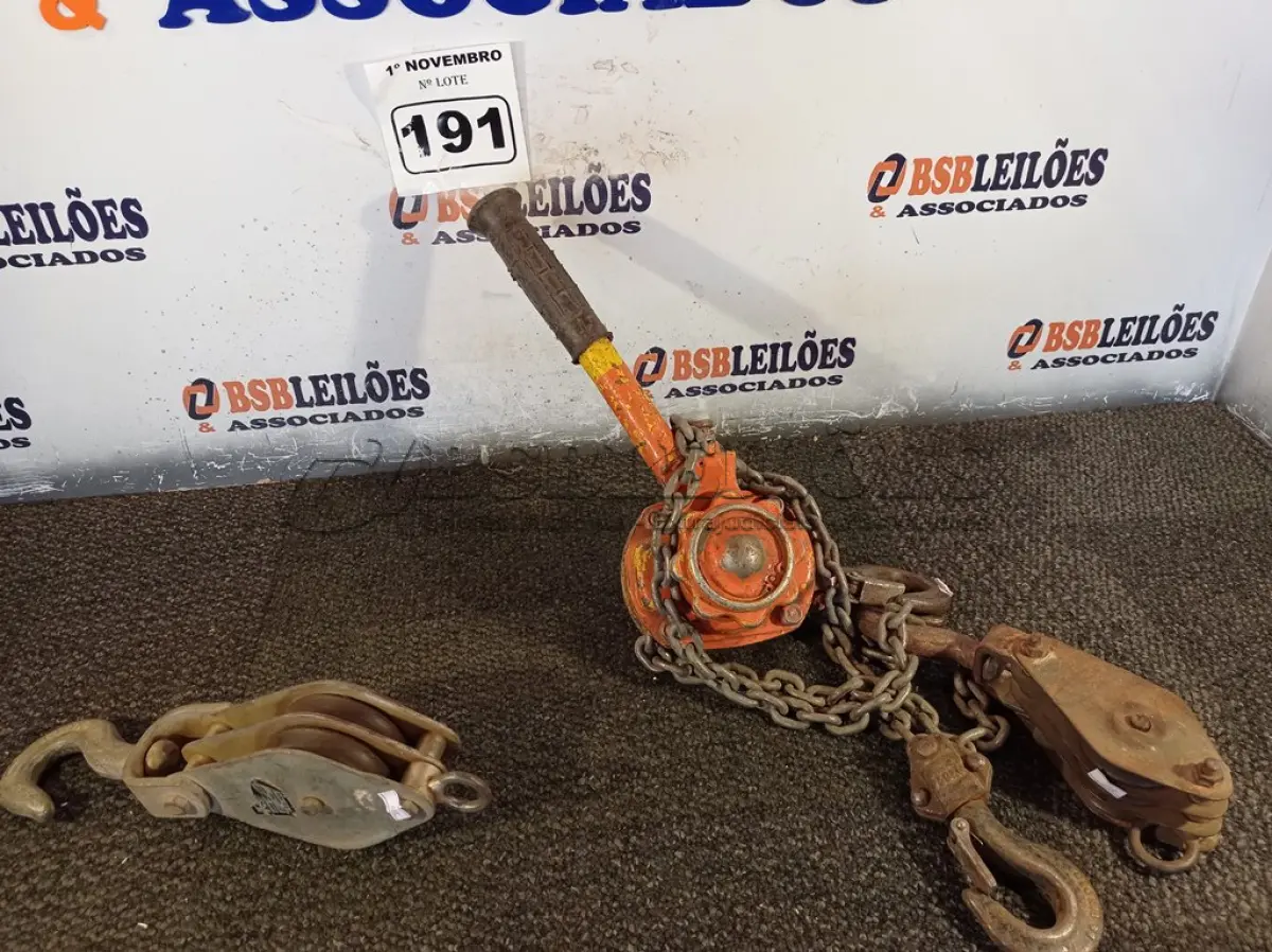 LOTE 191 - 01 TALHA 750KG E 02 ROLDANAS PARA MOITÃO. (NO ESTADO) ATENÇÃO! FAZER A VISITAÇÃO ANTES DE ARREMATAR, NÃO SABEMOS SE FUNCIONA. LEILÃO NÃO TEM GARANTIA E NEM DEVOLUÇÃO, SUJEITO A POSSÍVEIS AVARIAS VISÍVEIS/OCULTAS E/OU AUSÊNCIA DE COMPONENTES.