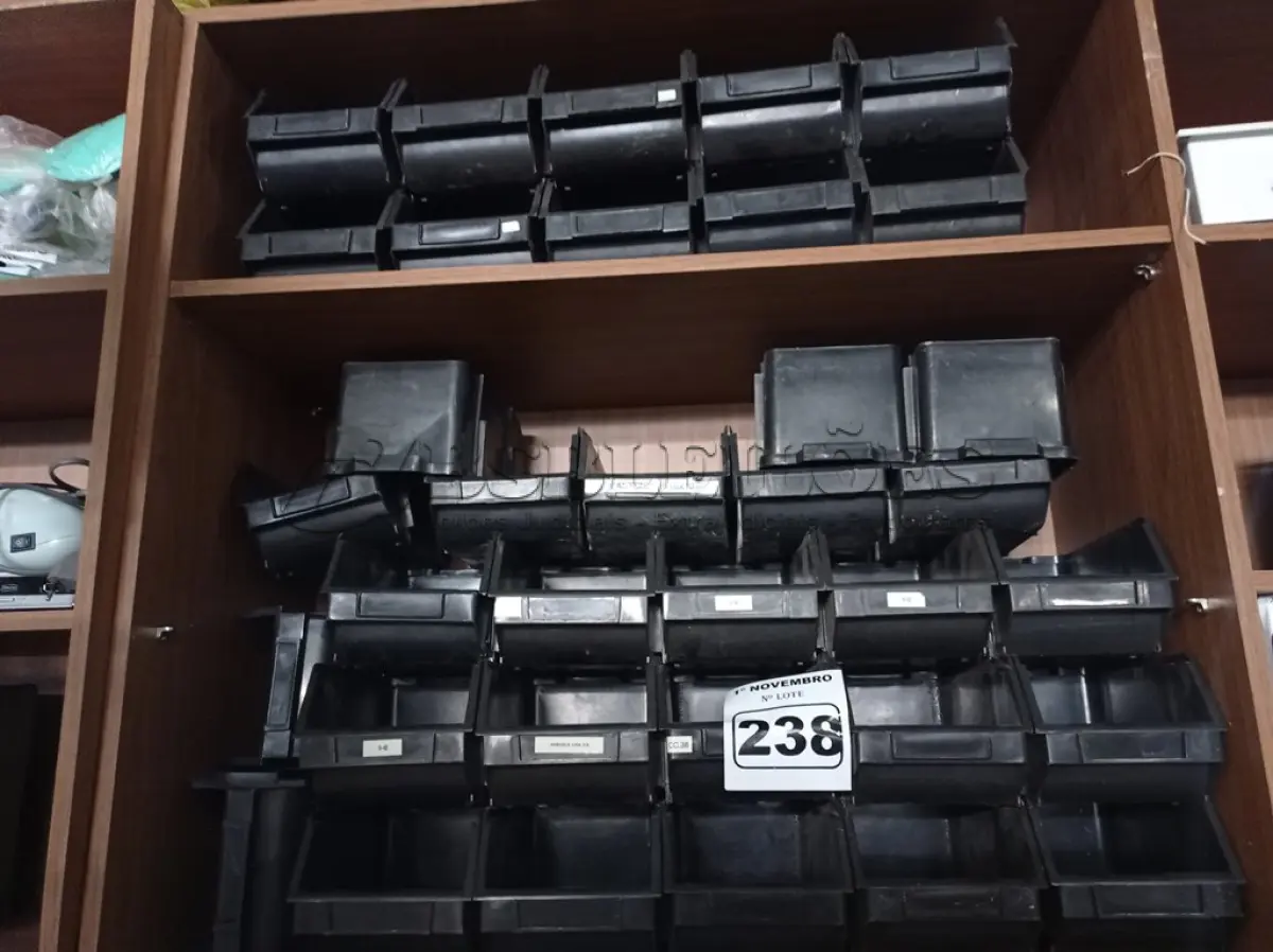 LOTE 238 - 35 CAÇAMBAS ORGANIZADORAS DE PLÁSTICO. (NO ESTADO) ATENÇÃO! FAZER A VISITAÇÃO ANTES DE ARREMATAR, NÃO SABEMOS SE FUNCIONA. LEILÃO NÃO TEM GARANTIA E NEM DEVOLUÇÃO, SUJEITO A POSSÍVEIS AVARIAS VISÍVEIS/OCULTAS E/OU AUSÊNCIA DE COMPONENTES.