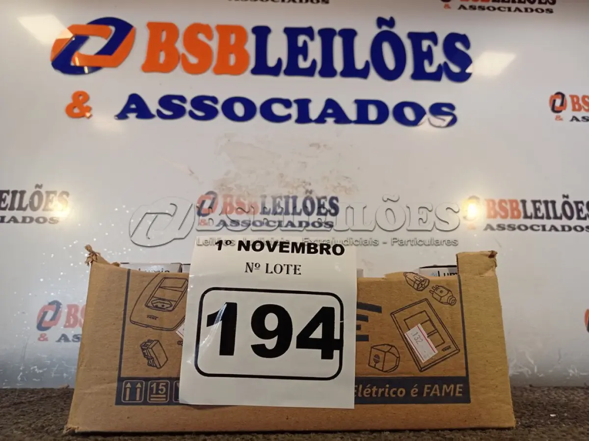 LOTE 194 - 01 LOTE COM APROXIMADAMENTE 80 LÂMPADAS DICROICA 1W 220V. (NO ESTADO) ATENÇÃO! FAZER A VISITAÇÃO ANTES DE ARREMATAR, NÃO SABEMOS SE FUNCIONA. LEILÃO NÃO TEM GARANTIA E NEM DEVOLUÇÃO, SUJEITO A POSSÍVEIS AVARIAS VISÍVEIS/OCULTAS E/OU AUSÊNCIA DE COMPONENTES.