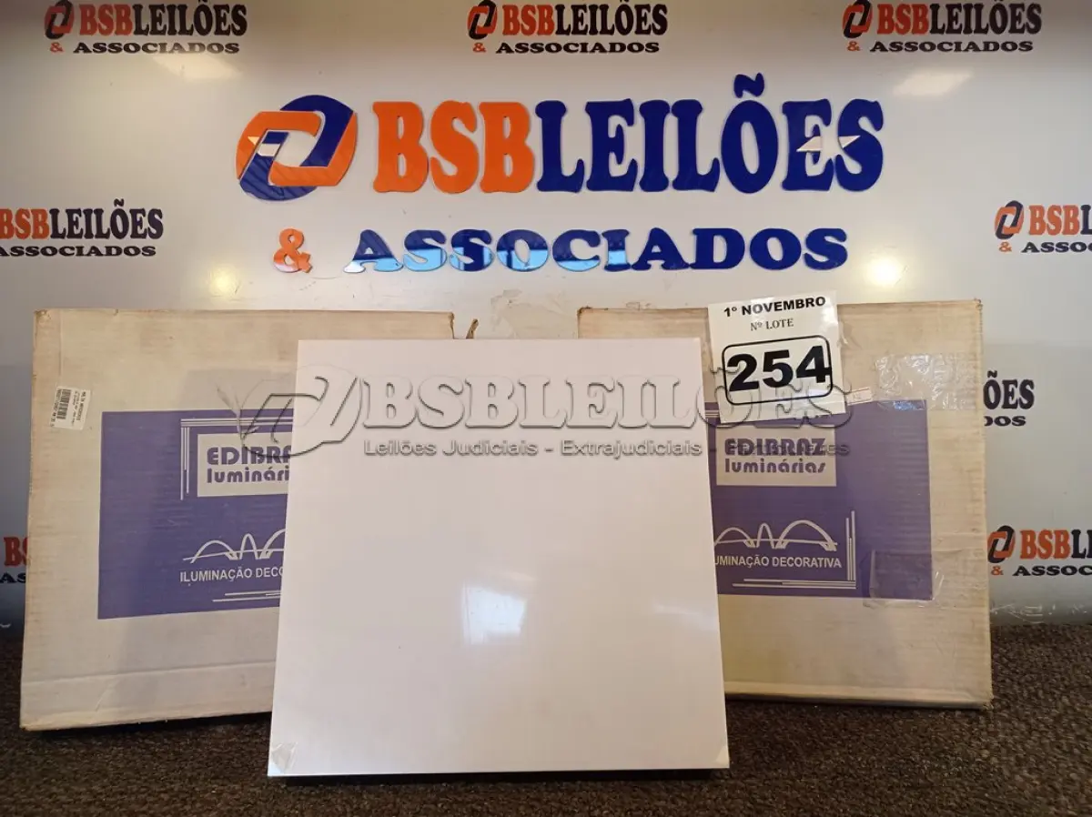 LOTE 254 - 02 LUMINÁRIAS DE EMBUTIR MARCAS EDIBRAZ. (NO ESTADO) ATENÇÃO! FAZER A VISITAÇÃO ANTES DE ARREMATAR, NÃO SABEMOS SE FUNCIONA. LEILÃO NÃO TEM GARANTIA E NEM DEVOLUÇÃO, SUJEITO A POSSÍVEIS AVARIAS VISÍVEIS/OCULTAS E/OU AUSÊNCIA DE COMPONENTES.