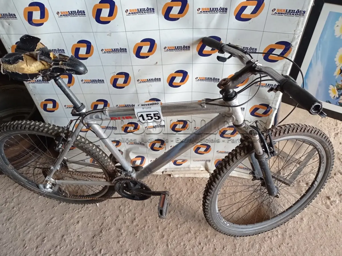LOTE 155 - 01 BICICLETA ARO 26. (NO ESTADO) ATENÇÃO! FAZER A VISITAÇÃO ANTES DE ARREMATAR, NÃO SABEMOS SE FUNCIONA. LEILÃO NÃO TEM GARANTIA E NEM DEVOLUÇÃO, SUJEITO A POSSÍVEIS AVARIAS VISÍVEIS/OCULTAS E/OU AUSÊNCIA DE COMPONENTES.