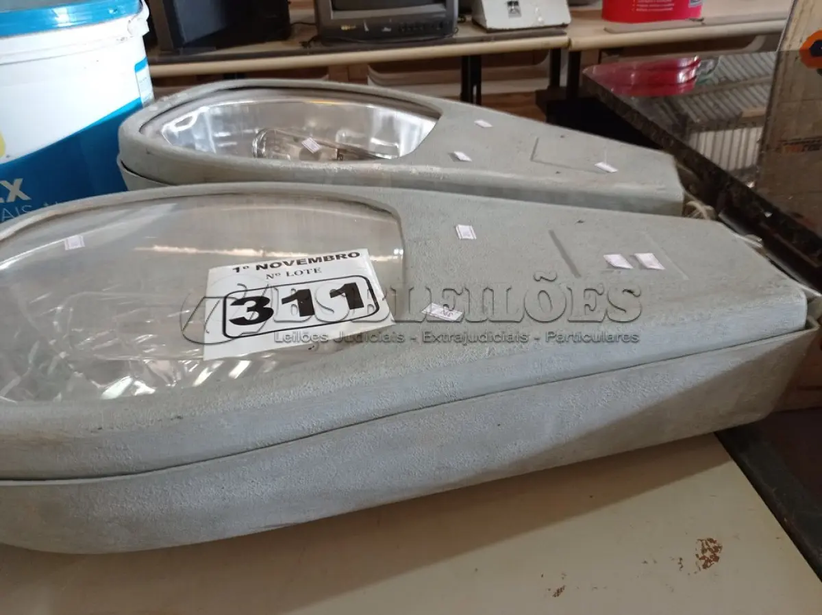 LOTE 311 - 02 LUMINÁRIAS DE PÁTIO. (NO ESTADO) ATENÇÃO! FAZER A VISITAÇÃO ANTES DE ARREMATAR, NÃO SABEMOS SE FUNCIONA. LEILÃO NÃO TEM GARANTIA E NEM DEVOLUÇÃO, SUJEITO A POSSÍVEIS AVARIAS VISÍVEIS/OCULTAS E/OU AUSÊNCIA DE COMPONENTES.