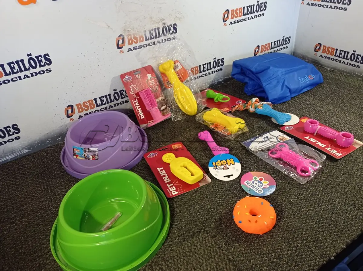 LOTE 209 - 01 KIT DE ACESSÓRIOS PARA PET CONTENDO: TAPETE GELADO, COMEDOURO 3912, HALTER 04 FUROS, PET PLAY HALTER, MORDEDOR ROSQUINHA, OSSINHO PINGENTE MORDEDOR, OSSINHO LISO MORDEDOR, OSSO PET, SUPER PET, DENTAL PET, PET PLAY PICOLÉ E PET PLAY CHUPETA. (NO ESTADO) ATENÇÃO! FAZER A VISITAÇÃO ANTES DE ARREMATAR, NÃO SABEMOS SE FUNCIONA. LEILÃO NÃO TEM GARANTIA E NEM DEVOLUÇÃO, SUJEITO A POSSÍVEIS AVARIAS VISÍVEIS/OCULTAS E/OU AUSÊNCIA DE COMPONENTES.