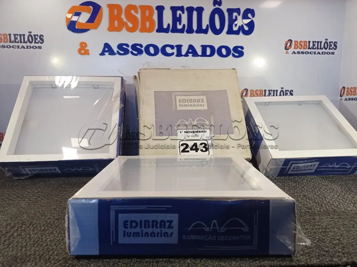 LOTE 243 - 04 LUMINÁRIAS DE EMBUTIR. (NO ESTADO) ATENÇÃO! FAZER A VISITAÇÃO ANTES DE ARREMATAR, NÃO SABEMOS SE FUNCIONA. LEILÃO NÃO TEM GARANTIA E NEM DEVOLUÇÃO, SUJEITO A POSSÍVEIS AVARIAS VISÍVEIS/OCULTAS E/OU AUSÊNCIA DE COMPONENTES.