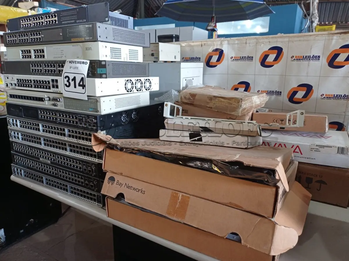 LOTE 314 - 01 LOTE COM VÁRIAS SWITCHES, PLACAS E PERIFÉRICOS DIVERSOS. (NO ESTADO) ATENÇÃO! FAZER A VISITAÇÃO ANTES DE ARREMATAR, NÃO SABEMOS SE FUNCIONA. LEILÃO NÃO TEM GARANTIA E NEM DEVOLUÇÃO, SUJEITO A POSSÍVEIS AVARIAS VISÍVEIS/OCULTAS E/OU AUSÊNCIA DE COMPONENTES.