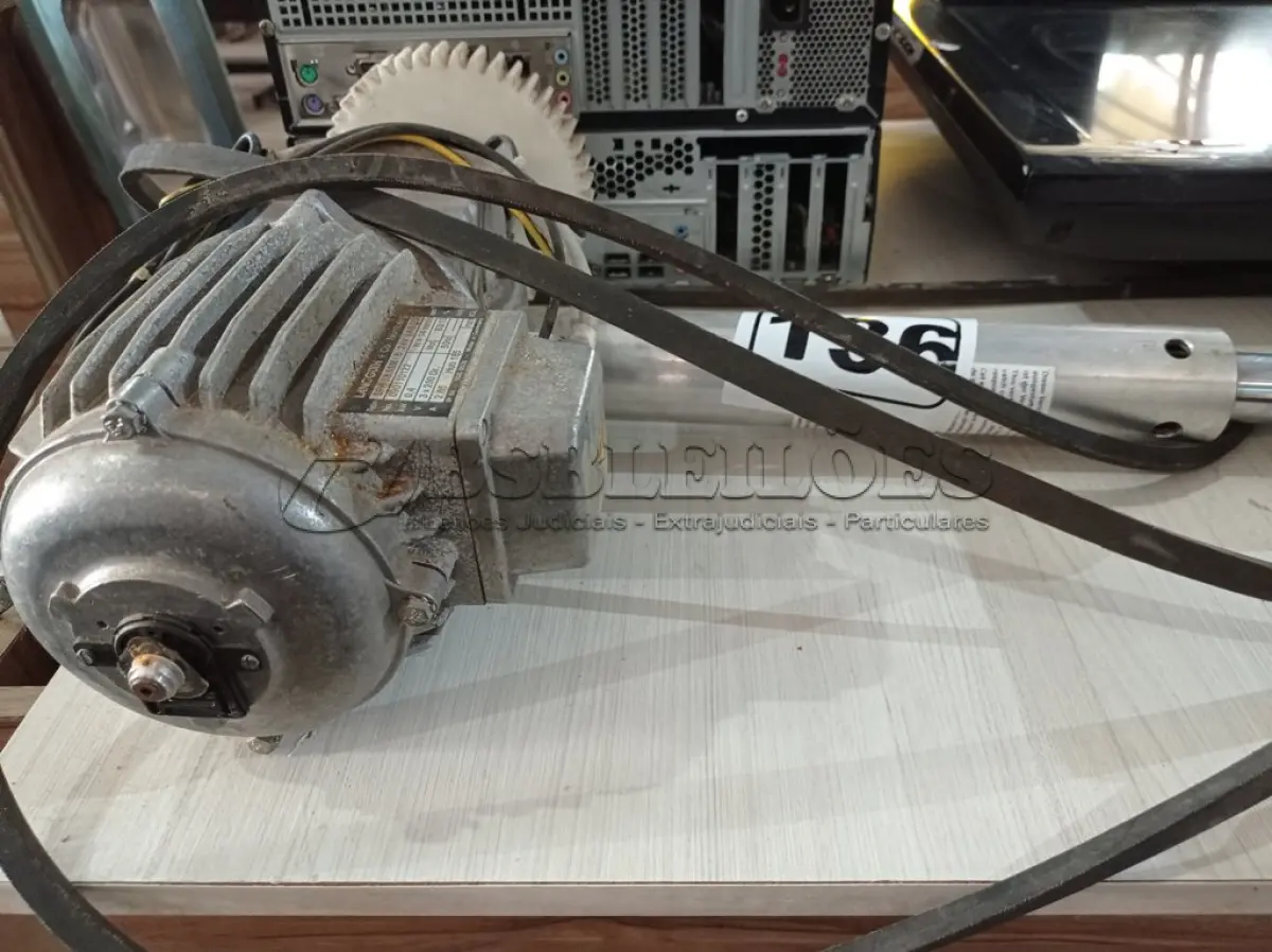 LOTE 136 - 01 MOTOR PARA PORTÃO. (NO ESTADO) ATENÇÃO! FAZER A VISITAÇÃO ANTES DE ARREMATAR, NÃO SABEMOS SE FUNCIONA. LEILÃO NÃO TEM GARANTIA E NEM DEVOLUÇÃO, SUJEITO A POSSÍVEIS AVARIAS VISÍVEIS/OCULTAS E/OU AUSÊNCIA DE COMPONENTES.