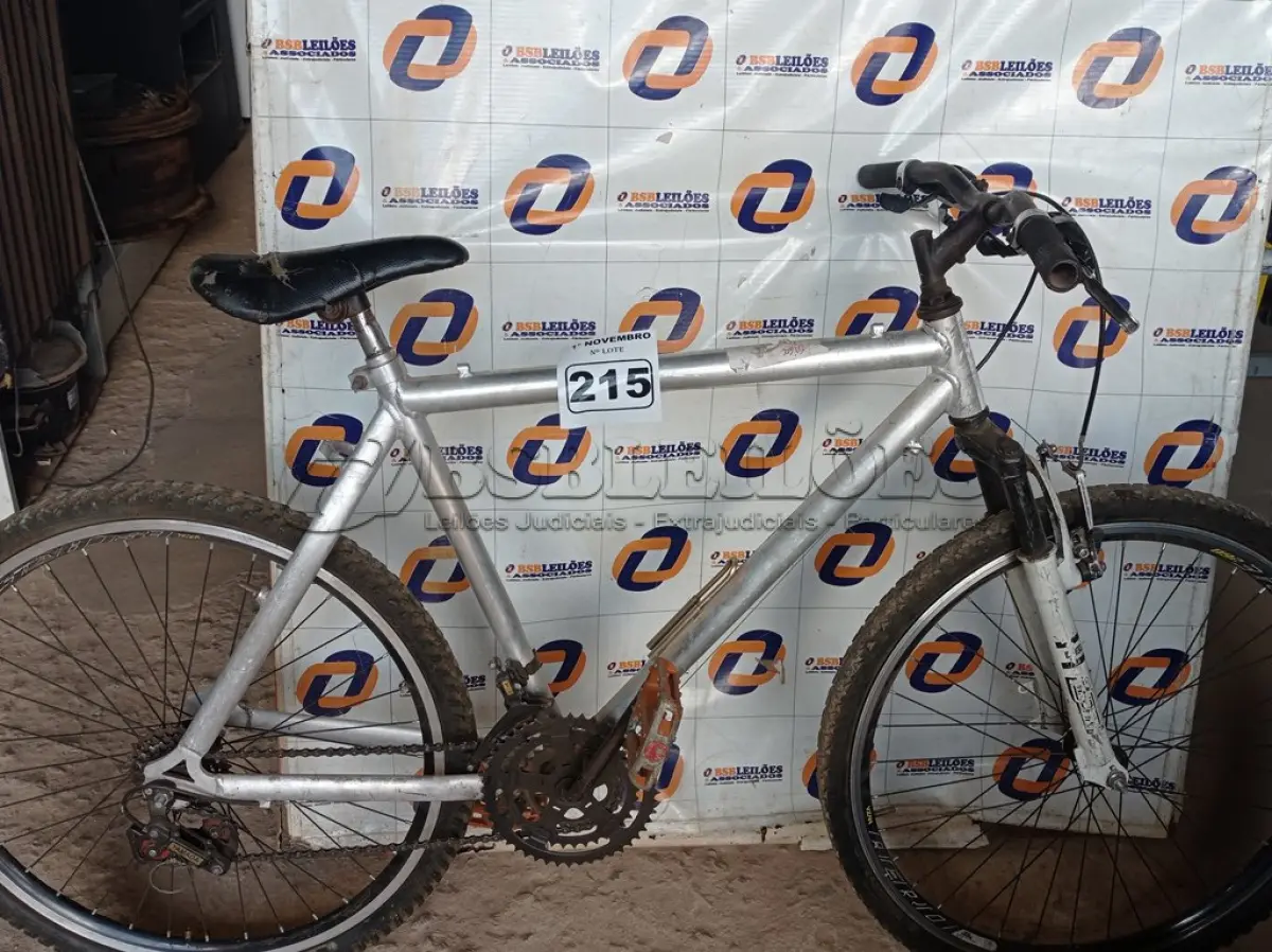 LOTE 215 - 01 BICICLETA ARO 26. (NO ESTADO) ATENÇÃO! FAZER A VISITAÇÃO ANTES DE ARREMATAR, NÃO SABEMOS SE FUNCIONA. LEILÃO NÃO TEM GARANTIA E NEM DEVOLUÇÃO, SUJEITO A POSSÍVEIS AVARIAS VISÍVEIS/OCULTAS E/OU AUSÊNCIA DE COMPONENTES.