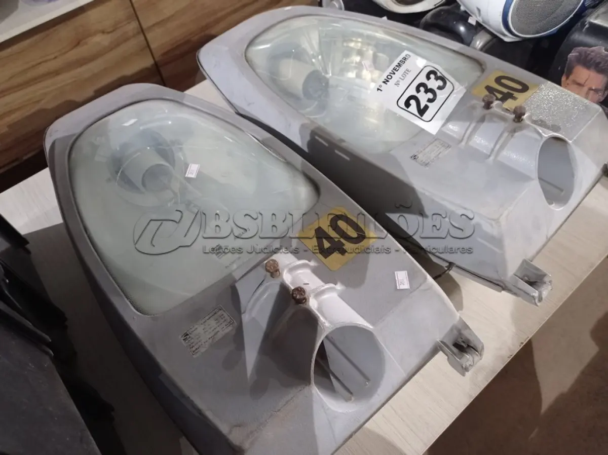 LOTE 233 - 02 LUMINÁRIAS DE PÁTIO. (NO ESTADO) ATENÇÃO! FAZER A VISITAÇÃO ANTES DE ARREMATAR, NÃO SABEMOS SE FUNCIONA. LEILÃO NÃO TEM GARANTIA E NEM DEVOLUÇÃO, SUJEITO A POSSÍVEIS AVARIAS VISÍVEIS/OCULTAS E/OU AUSÊNCIA DE COMPONENTES.