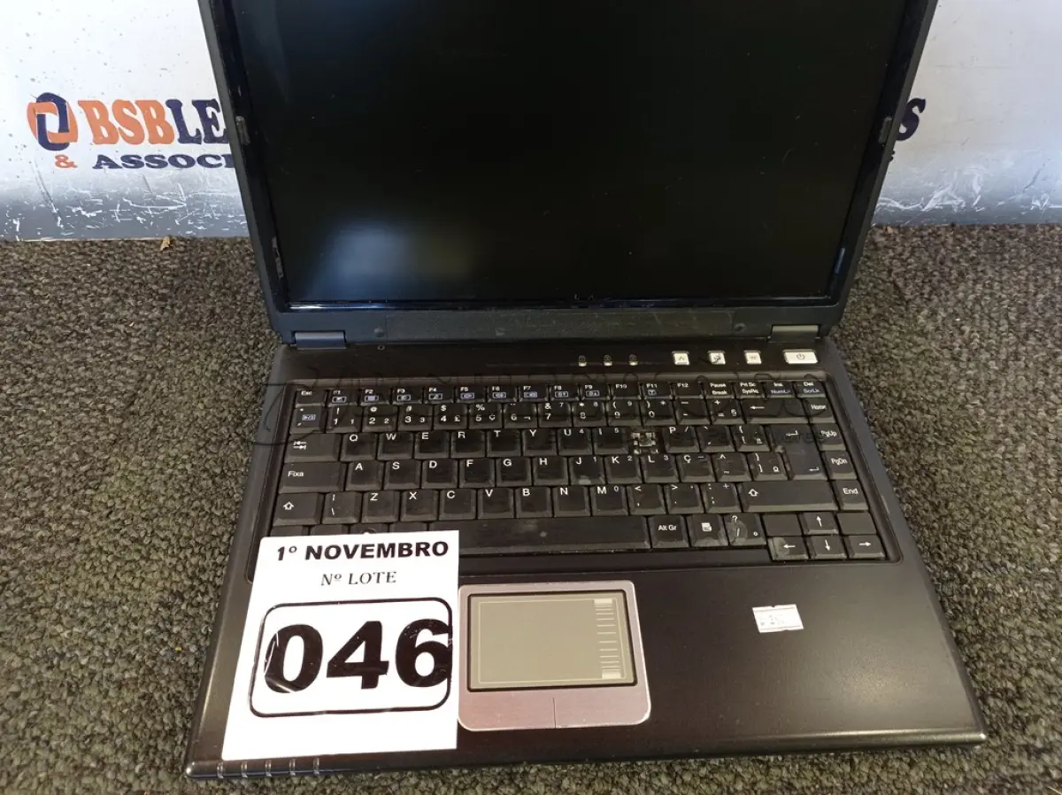 LOTE 046 - 01 NOTEBOOK MARCA AMAZON PC. (NO ESTADO) ATENÇÃO! FAZER A VISITAÇÃO ANTES DE ARREMATAR, NÃO SABEMOS SE FUNCIONA. LEILÃO NÃO TEM GARANTIA E NEM DEVOLUÇÃO, SUJEITO A POSSÍVEIS AVARIAS VISÍVEIS/OCULTAS E/OU AUSÊNCIA DE COMPONENTES.
