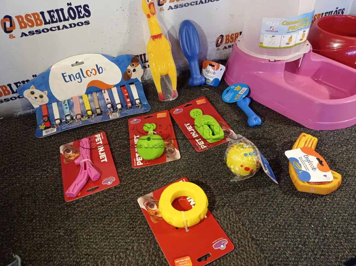 LOTE 239 - 01 KIT DE ACESSÓRIOS PARA PET CONTENDO: PET PLAY GRAVETO, PET PLAY PICOLÉ, PET PLAY COXA DE FRANGO, OSSINHO LISO, BOLA SOL MORDEDOR, DISPLAY BORBOLETA, MORDEDOR FRANGO “M”, BIFE BARULHO, PET PLAY PNEU, COMEDOURO PRÁTICO 6,5L, SUPER PET ENGLOOB E COMEDOURO 3914. (NO ESTADO) ATENÇÃO! FAZER A VISITAÇÃO ANTES DE ARREMATAR, NÃO SABEMOS SE FUNCIONA. LEILÃO NÃO TEM GARANTIA E NEM DEVOLUÇÃO, SUJEITO A POSSÍVEIS AVARIAS VISÍVEIS/OCULTAS E/OU AUSÊNCIA DE COMPONENTES.