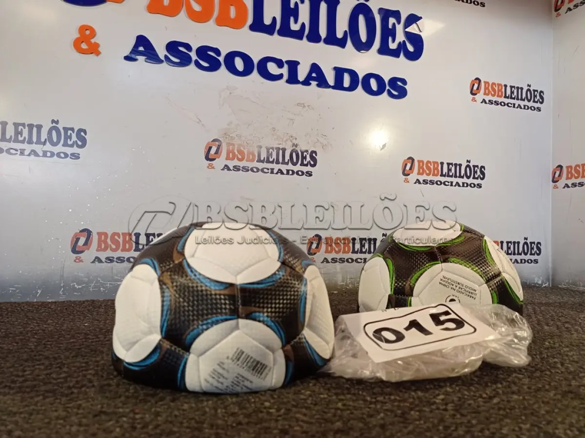 LOTE 015 - 02 BOLAS DE FUTEBOL. (NO ESTADO) ATENÇÃO! FAZER A VISITAÇÃO ANTES DE ARREMATAR, NÃO SABEMOS SE FUNCIONA. LEILÃO NÃO TEM GARANTIA E NEM DEVOLUÇÃO, SUJEITO A POSSÍVEIS AVARIAS VISÍVEIS/OCULTAS E/OU AUSÊNCIA DE COMPONENTES.