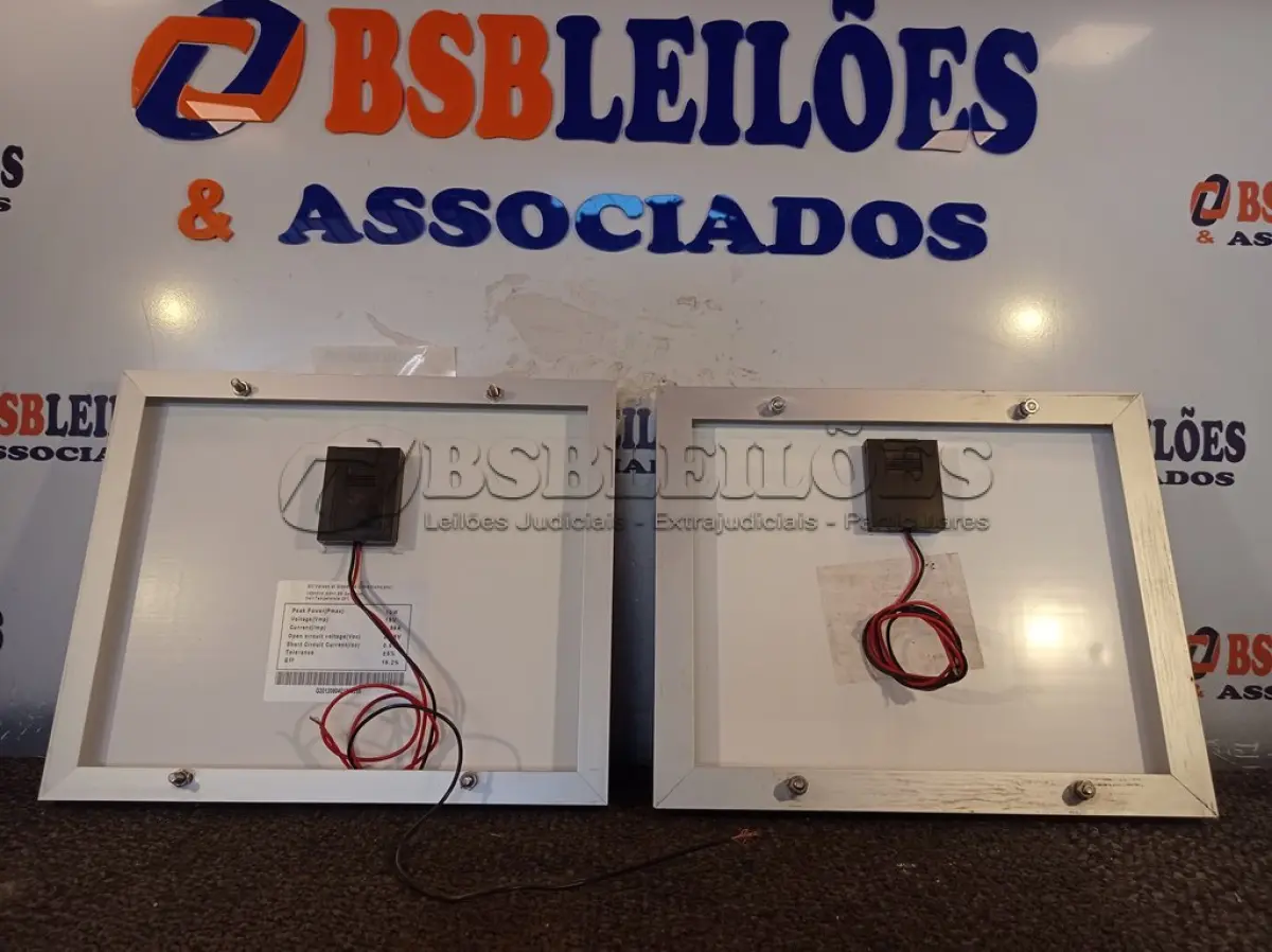 LOTE 263 - 02 PAINÉIS SOLARES 18V 10W. (NO ESTADO) ATENÇÃO! FAZER A VISITAÇÃO ANTES DE ARREMATAR, NÃO SABEMOS SE FUNCIONA. LEILÃO NÃO TEM GARANTIA E NEM DEVOLUÇÃO, SUJEITO A POSSÍVEIS AVARIAS VISÍVEIS/OCULTAS E/OU AUSÊNCIA DE COMPONENTES.