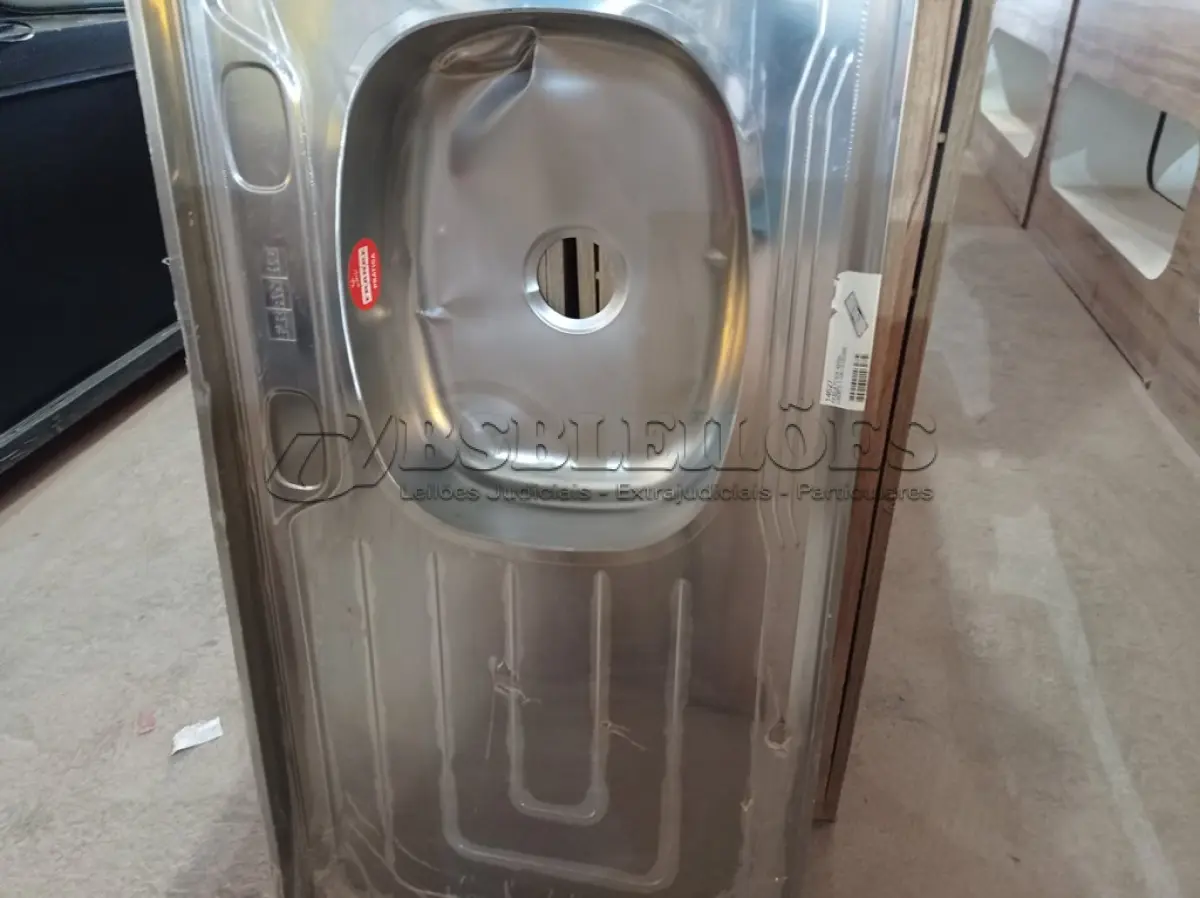 LOTE 137 - 01 PIA EM AÇO INOX CIMENTADO COM 01 CUBA MEDINDO 1.40M X 0.53CM. (NO ESTADO) ATENÇÃO! FAZER A VISITAÇÃO ANTES DE ARREMATAR, NÃO SABEMOS SE FUNCIONA. LEILÃO NÃO TEM GARANTIA E NEM DEVOLUÇÃO, SUJEITO A POSSÍVEIS AVARIAS VISÍVEIS/OCULTAS E/OU AUSÊNCIA DE COMPONENTES.