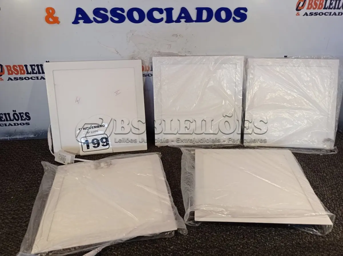 LOTE 199 - 05 PAINÉIS DE LED DE EMBUTIR 30X30 24W. (NO ESTADO) ATENÇÃO! FAZER A VISITAÇÃO ANTES DE ARREMATAR, NÃO SABEMOS SE FUNCIONA. LEILÃO NÃO TEM GARANTIA E NEM DEVOLUÇÃO, SUJEITO A POSSÍVEIS AVARIAS VISÍVEIS/OCULTAS E/OU AUSÊNCIA DE COMPONENTES.