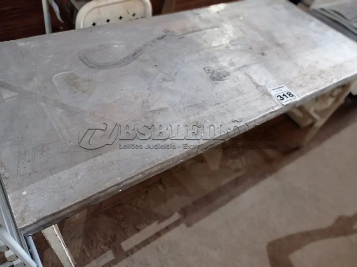 LOTE 318 - 01 BANCADA PARA COZINHA COM BASE DE AÇO E TAMPO EM ALUMÍNIO MEDINDO: 1.80M X 0.80CM X 0.80CM ALTURA. (NO ESTADO) ATENÇÃO! FAZER A VISITAÇÃO ANTES DE ARREMATAR, NÃO SABEMOS SE FUNCIONA. LEILÃO NÃO TEM GARANTIA E NEM DEVOLUÇÃO, SUJEITO A POSSÍVEIS AVARIAS VISÍVEIS/OCULTAS E/OU AUSÊNCIA DE COMPONENTES.