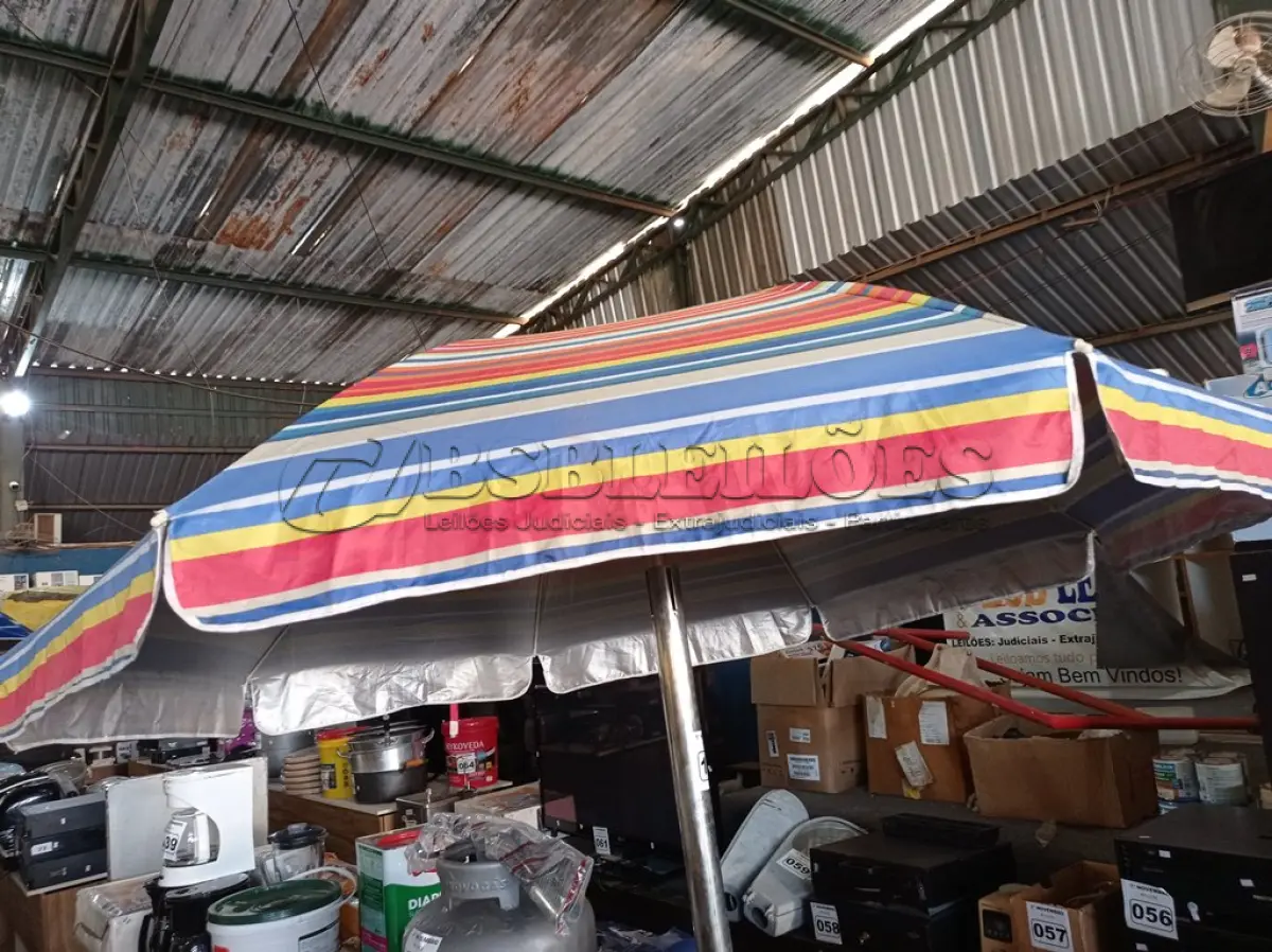 LOTE 148 - 01 GUARDA SOL. (NO ESTADO) ATENÇÃO! FAZER A VISITAÇÃO ANTES DE ARREMATAR, NÃO SABEMOS SE FUNCIONA. LEILÃO NÃO TEM GARANTIA E NEM DEVOLUÇÃO, SUJEITO A POSSÍVEIS AVARIAS VISÍVEIS/OCULTAS E/OU AUSÊNCIA DE COMPONENTES.