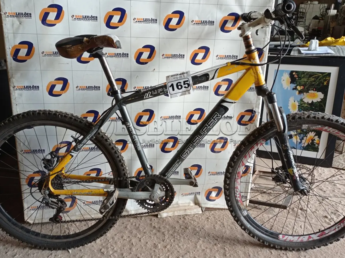 LOTE 165 - 01 BICICLETA ARO 26. (NO ESTADO) ATENÇÃO! FAZER A VISITAÇÃO ANTES DE ARREMATAR, NÃO SABEMOS SE FUNCIONA. LEILÃO NÃO TEM GARANTIA E NEM DEVOLUÇÃO, SUJEITO A POSSÍVEIS AVARIAS VISÍVEIS/OCULTAS E/OU AUSÊNCIA DE COMPONENTES.