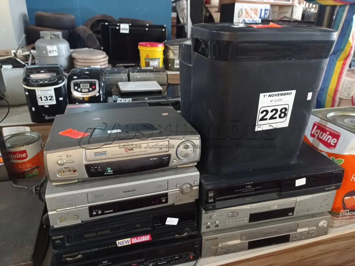 LOTE 228 - 09 APARELHOS DE DVD, 07 VIDEOCASSETES E 02 FRAGMENTADORAS DE PAPEL MARCAS E MODELOS DIVERSOS. (NO ESTADO) ATENÇÃO! FAZER A VISITAÇÃO ANTES DE ARREMATAR, NÃO SABEMOS SE FUNCIONA. LEILÃO NÃO TEM GARANTIA E NEM DEVOLUÇÃO, SUJEITO A POSSÍVEIS AVARIAS VISÍVEIS/OCULTAS E/OU AUSÊNCIA DE COMPONENTES.