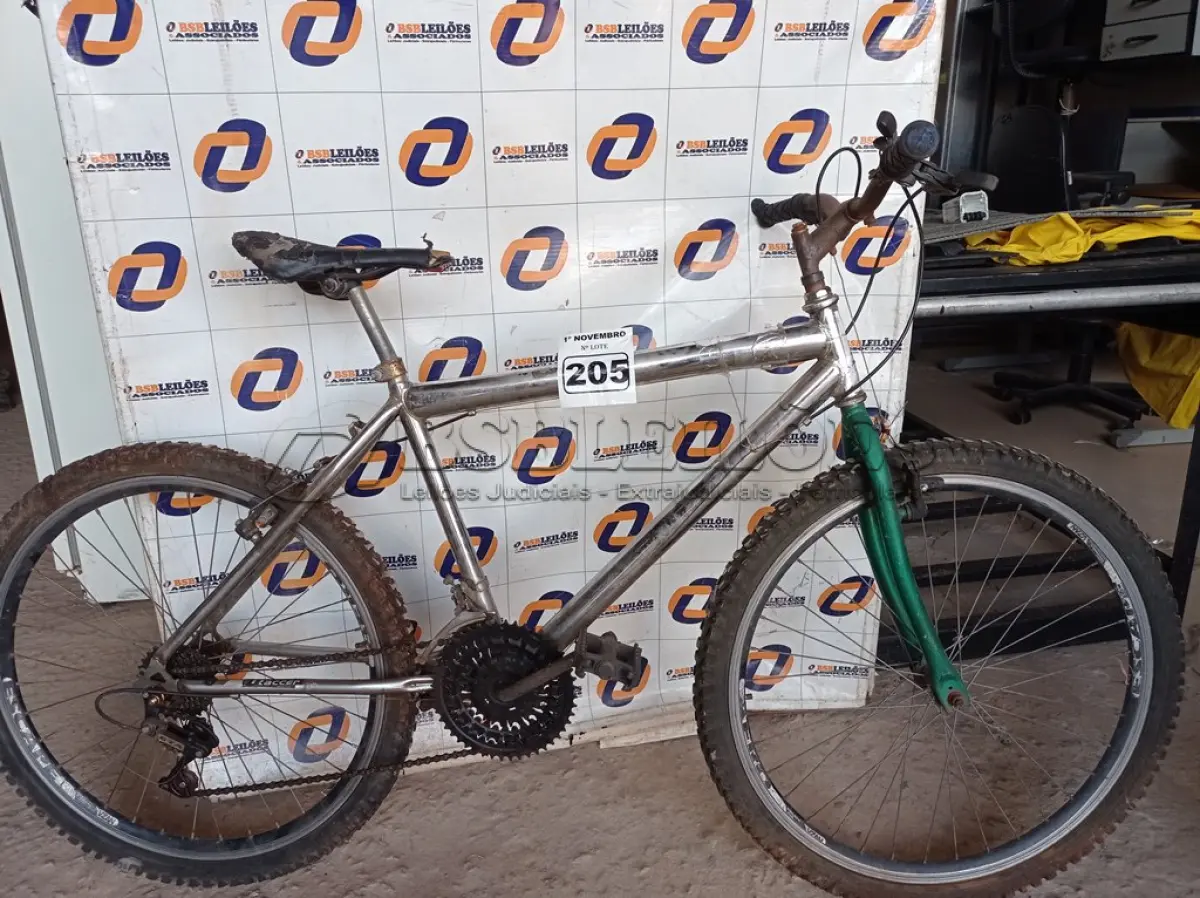 LOTE 205 - 01 BICICLETA ARO 26. (NO ESTADO) ATENÇÃO! FAZER A VISITAÇÃO ANTES DE ARREMATAR, NÃO SABEMOS SE FUNCIONA. LEILÃO NÃO TEM GARANTIA E NEM DEVOLUÇÃO, SUJEITO A POSSÍVEIS AVARIAS VISÍVEIS/OCULTAS E/OU AUSÊNCIA DE COMPONENTES.