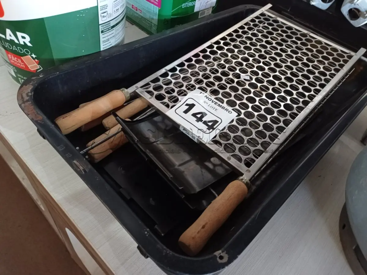 LOTE 144 - 01 CHURRASQUEIRA PARRILHA AMAZONAS. (NO ESTADO) ATENÇÃO! FAZER A VISITAÇÃO ANTES DE ARREMATAR, NÃO SABEMOS SE FUNCIONA. LEILÃO NÃO TEM GARANTIA E NEM DEVOLUÇÃO, SUJEITO A POSSÍVEIS AVARIAS VISÍVEIS/OCULTAS E/OU AUSÊNCIA DE COMPONENTES.