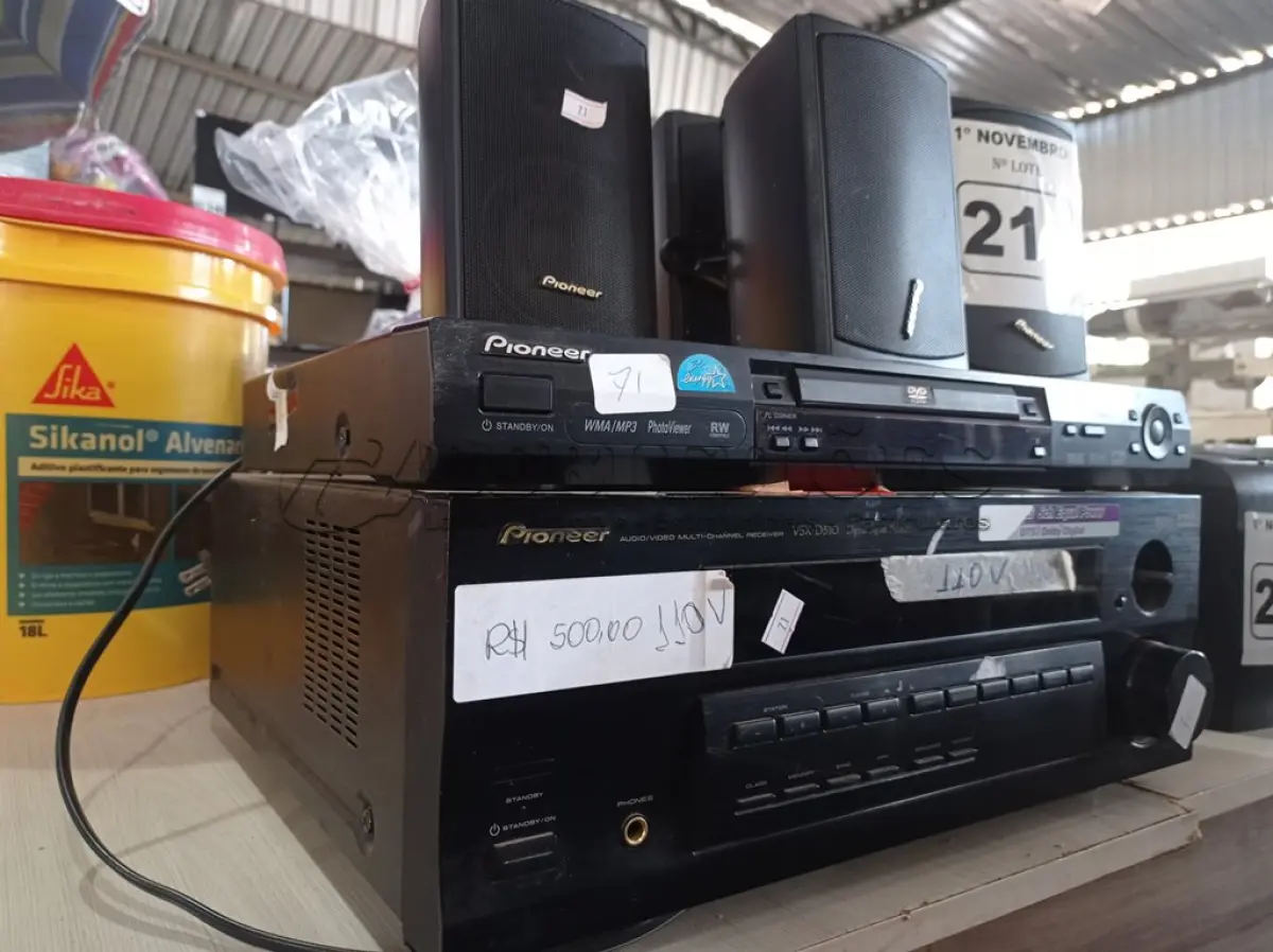 LOTE 211 - 01 DVD, 01 RECEIVER MARCAS PIONEER E 05 CAIXINHAS DE SOM. (NO ESTADO) ATENÇÃO! FAZER A VISITAÇÃO ANTES DE ARREMATAR, NÃO SABEMOS SE FUNCIONA. LEILÃO NÃO TEM GARANTIA E NEM DEVOLUÇÃO, SUJEITO A POSSÍVEIS AVARIAS VISÍVEIS/OCULTAS E/OU AUSÊNCIA DE COMPONENTES.