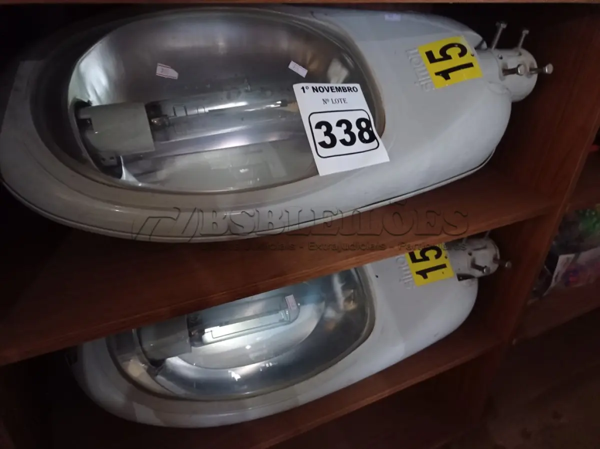 LOTE 338 - 02 LUMINÁRIAS DE PÁTIO. (NO ESTADO) ATENÇÃO! FAZER A VISITAÇÃO ANTES DE ARREMATAR, NÃO SABEMOS SE FUNCIONA. LEILÃO NÃO TEM GARANTIA E NEM DEVOLUÇÃO, SUJEITO A POSSÍVEIS AVARIAS VISÍVEIS/OCULTAS E/OU AUSÊNCIA DE COMPONENTES.