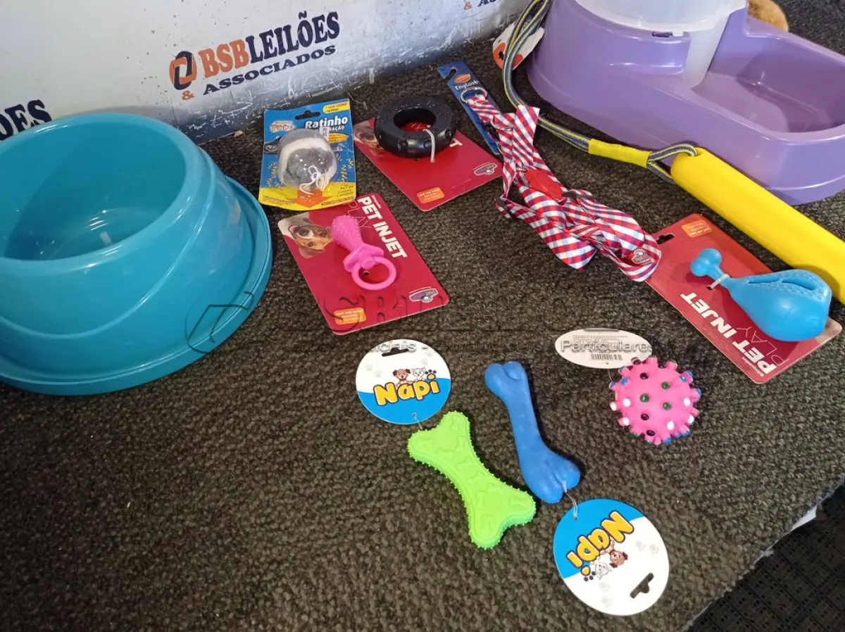 LOTE 127 - 01 KIT DE ACESSÓRIOS PARA PET CONTENDO: BEBEDOURO PRÁTICO 6,5L, PET PLAY COXA, PET PLAY CHUPETA, BOLA PINO ROSA, OSSINHO PATINHA, OSSINHO LISO, RATINHO COM CORDA, MOUSE CAT, PEITORAL XADREZ “G”, BASTÃO COM CORDA E COMEDOURO 3914. (NO ESTADO) ATENÇÃO! FAZER A VISITAÇÃO ANTES DE ARREMATAR, NÃO SABEMOS SE FUNCIONA. LEILÃO NÃO TEM GARANTIA E NEM DEVOLUÇÃO, SUJEITO A POSSÍVEIS AVARIAS VISÍVEIS/OCULTAS E/OU AUSÊNCIA DE COMPONENTES.