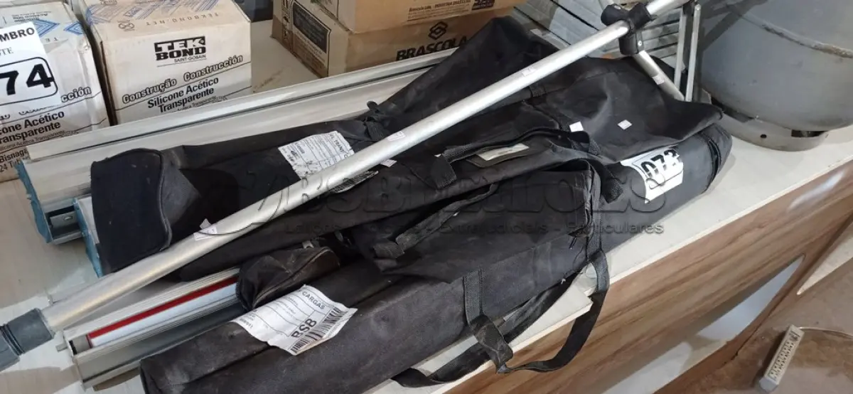 LOTE 073 - 01 TRIPÉ E 04 TELAS RETRATEIS. (NO ESTADO) ATENÇÃO! FAZER A VISITAÇÃO ANTES DE ARREMATAR, NÃO SABEMOS SE FUNCIONA. LEILÃO NÃO TEM GARANTIA E NEM DEVOLUÇÃO, SUJEITO A POSSÍVEIS AVARIAS VISÍVEIS/OCULTAS E/OU AUSÊNCIA DE COMPONENTES.